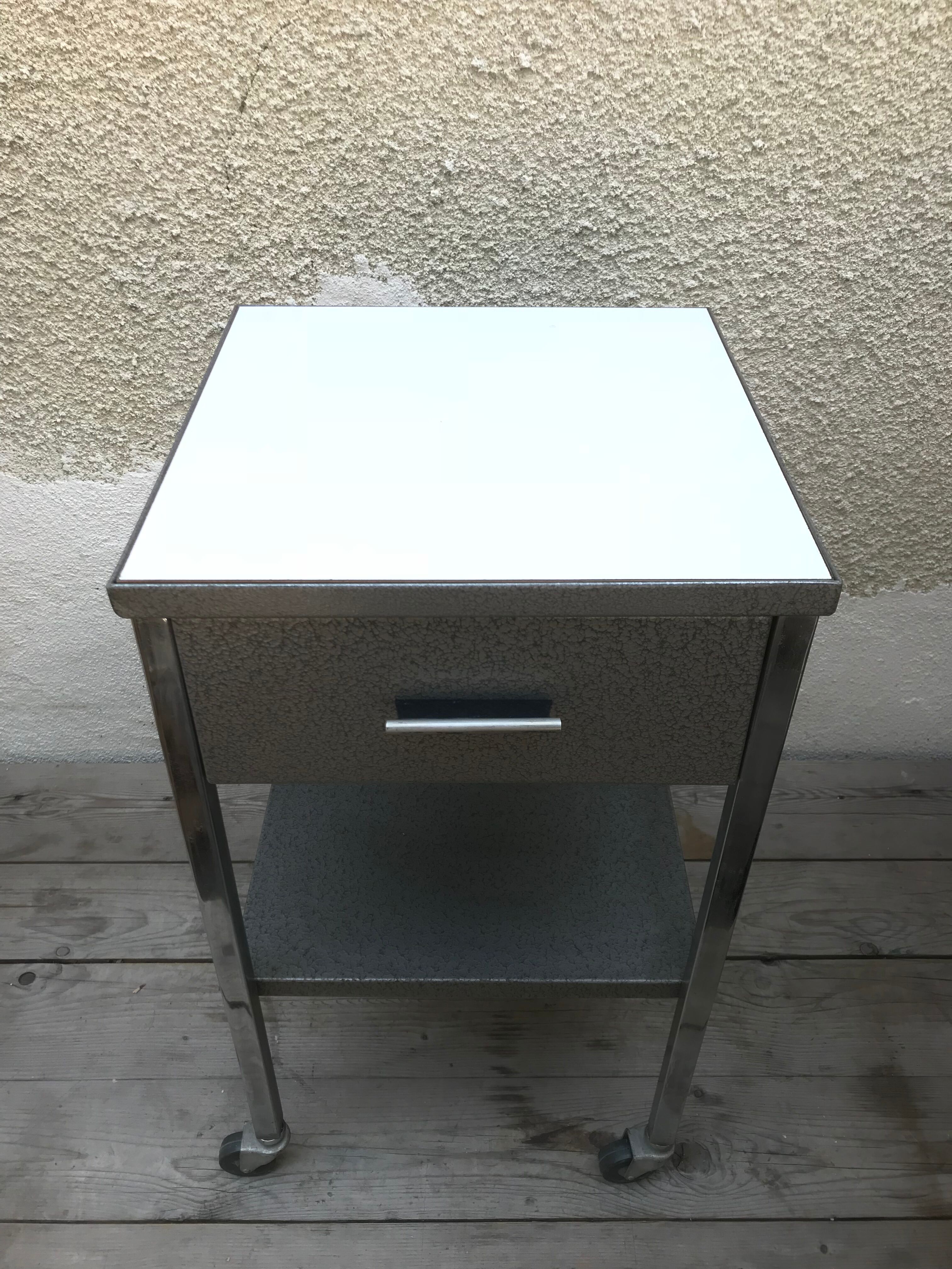 Table de chevet formica roulettes vintage