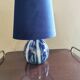 Lampe boule vintage céramique bleue signée