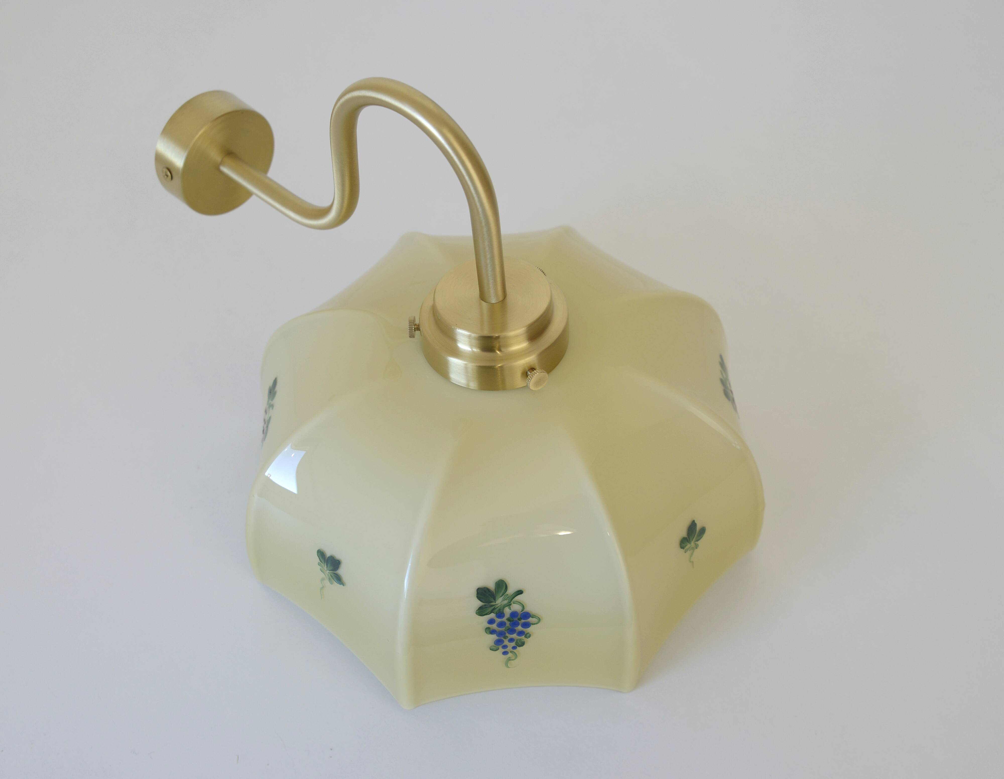 Applique murale vintage en verre beige, style années 1950, avec col de cygne et luminaire en laiton.