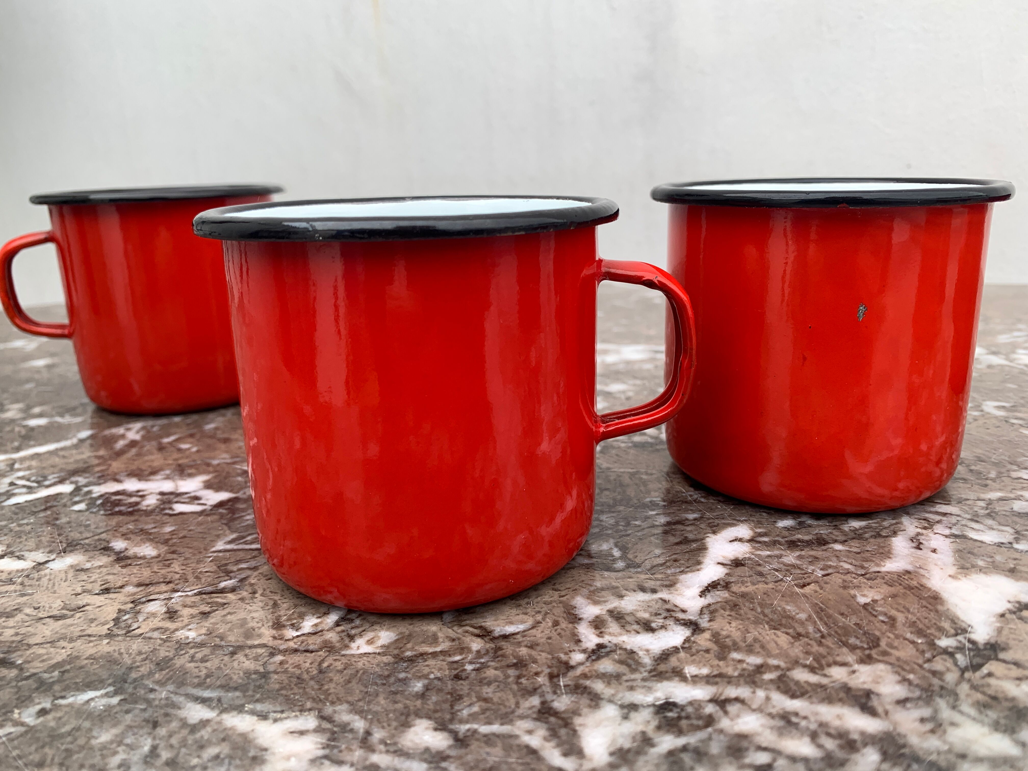 6 tasses en tôle émaillée