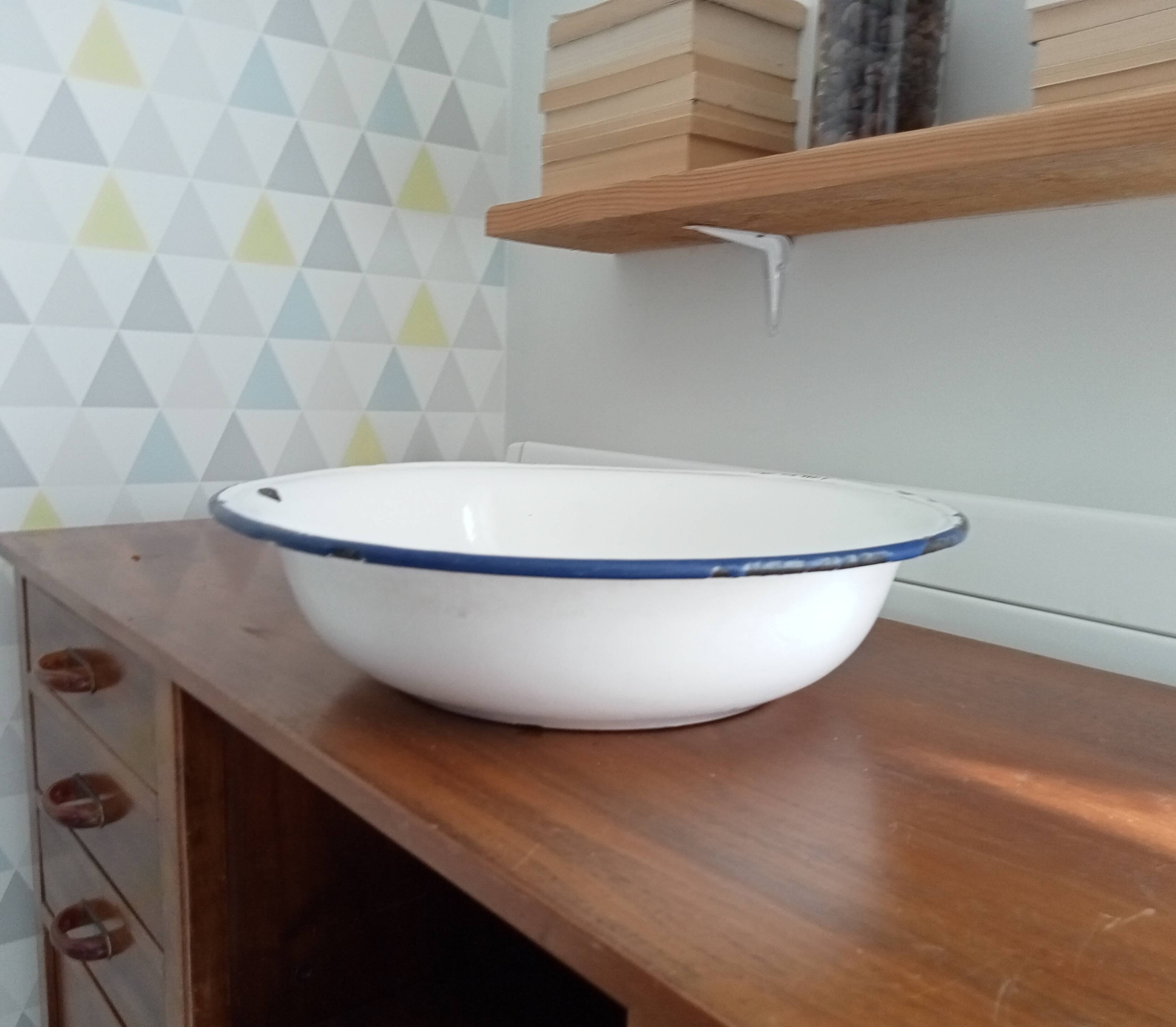 Old enameled sheet metal basin