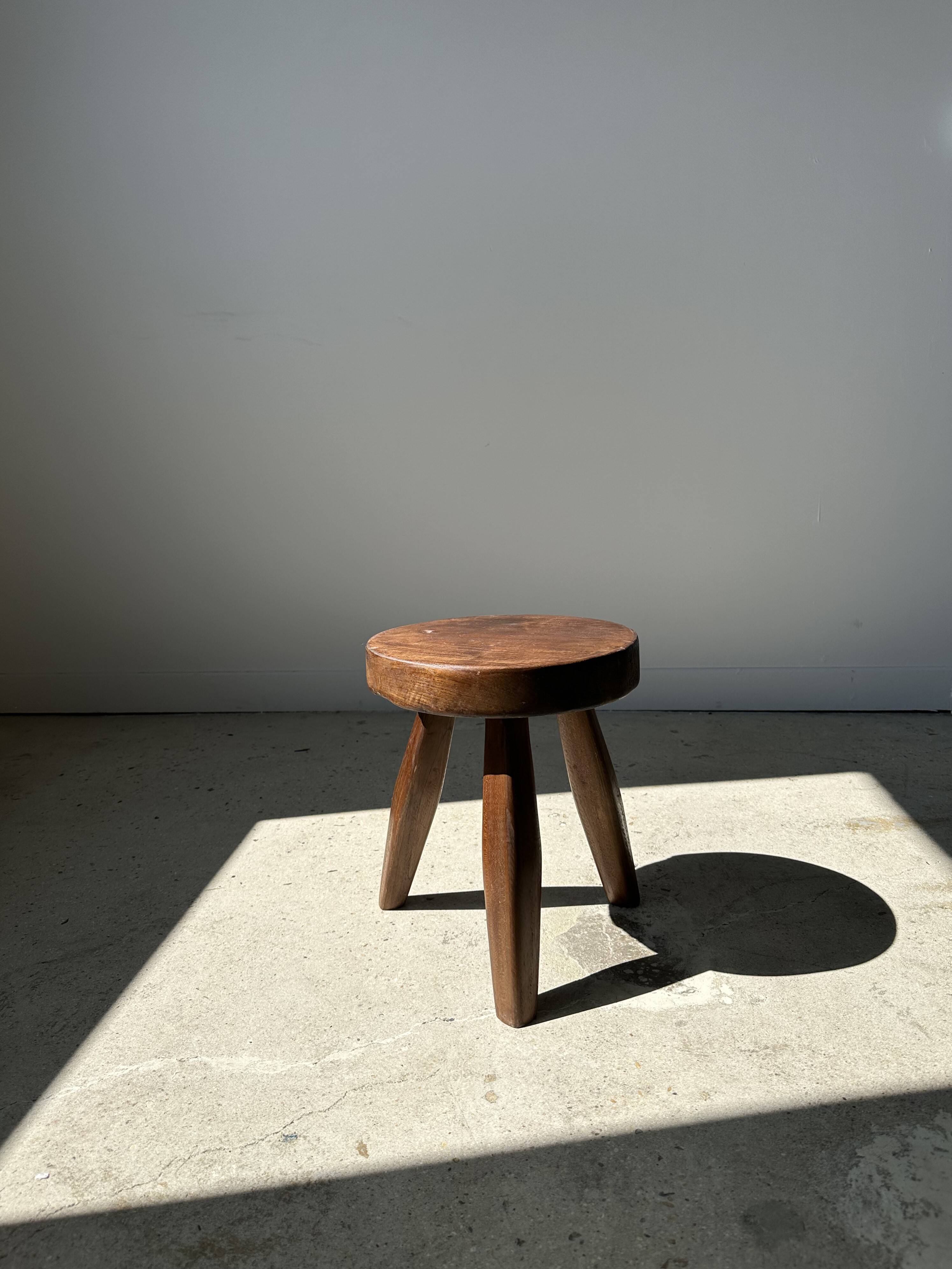 Low flat tripod stool in upcycled teak - Small tripod stool in solid brown wood with a circular seat.