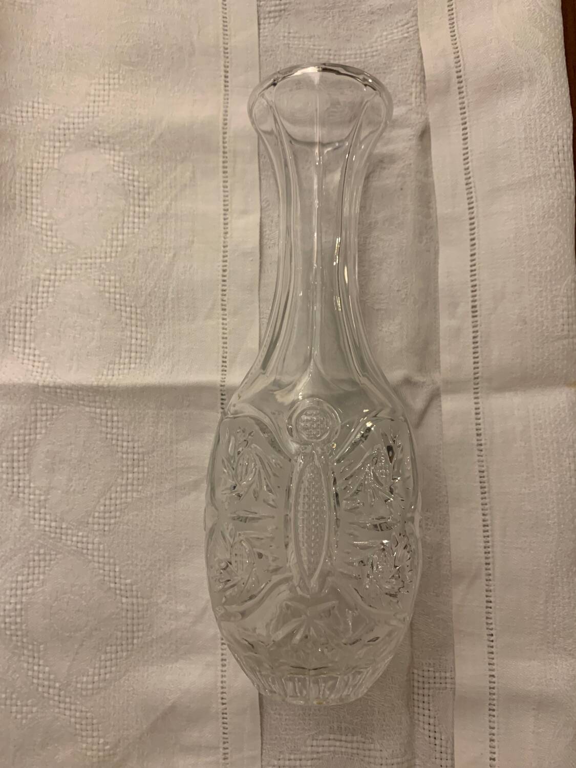Small cut crystal carafe bearing 2 butterflies