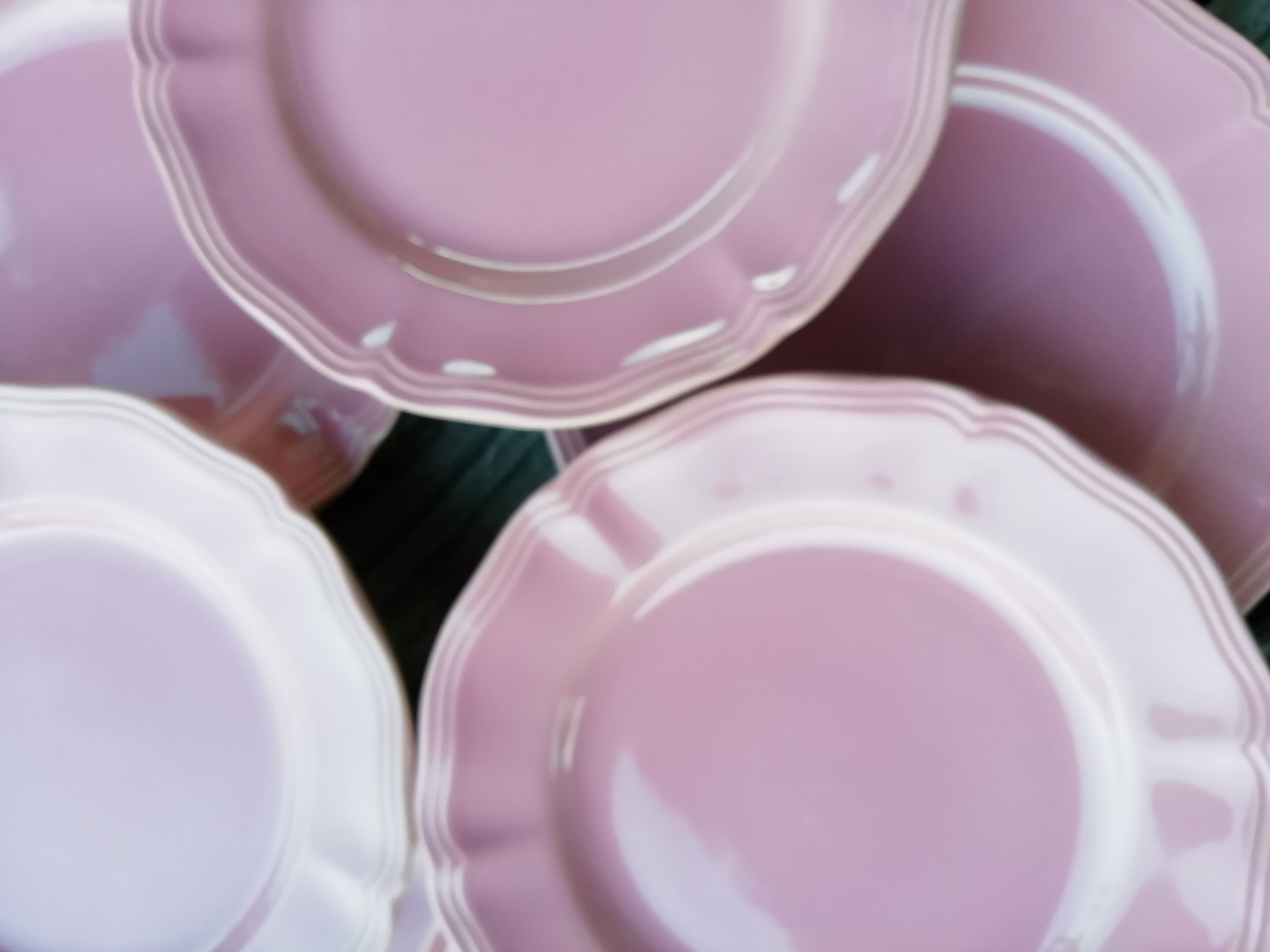 Saline pink dessert plates