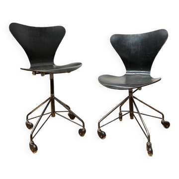Pair of office chairs by Arne Jacobsen