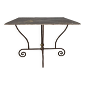 Table en fer forgé à piétement sculptural, ornée de volutes