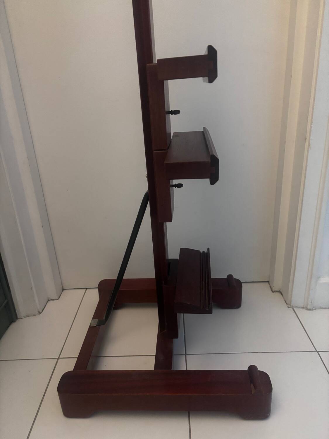 Rod easel for exhibition