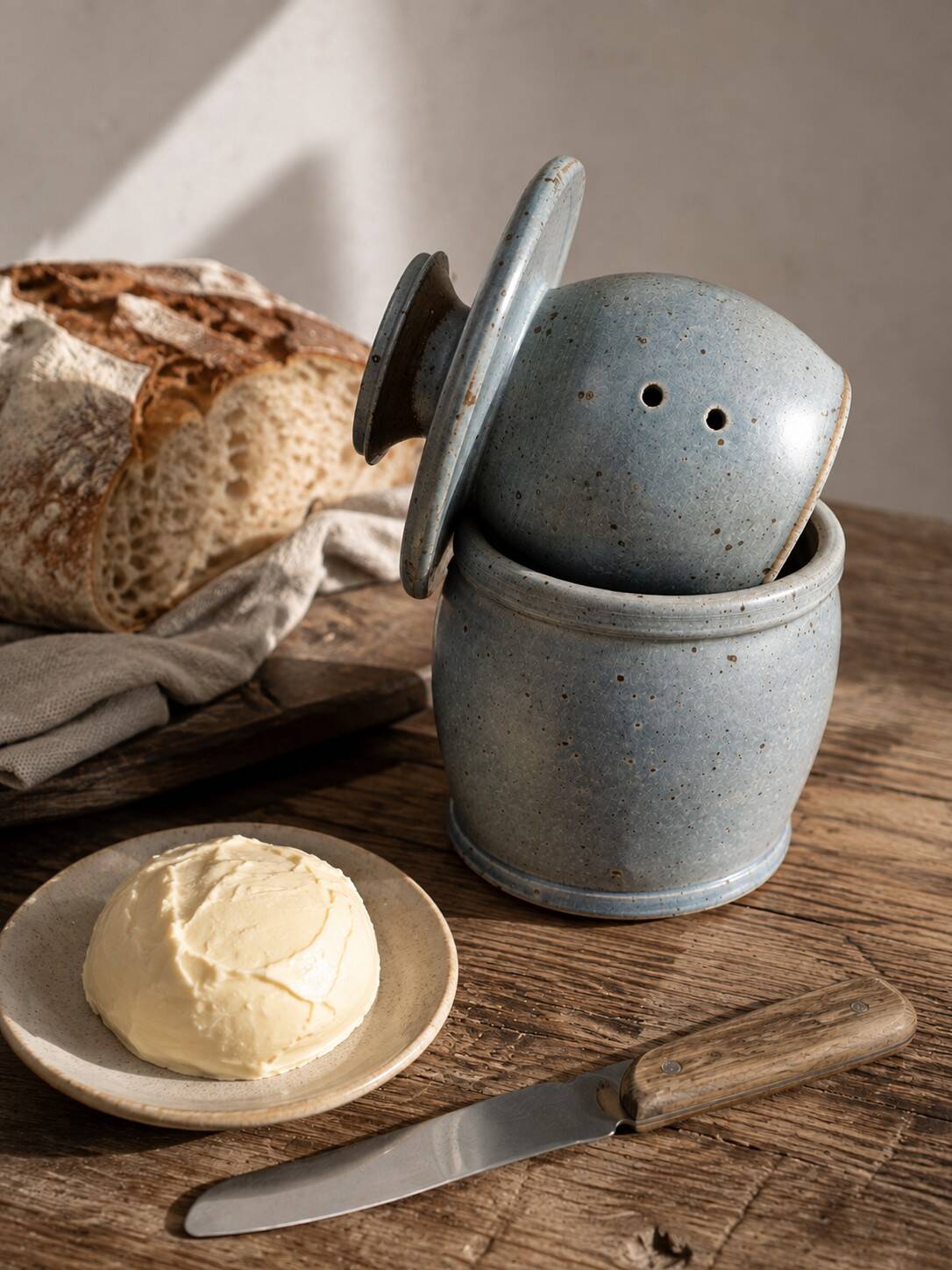 Beurrier à eau en grès artisanal bleu-gris moucheté