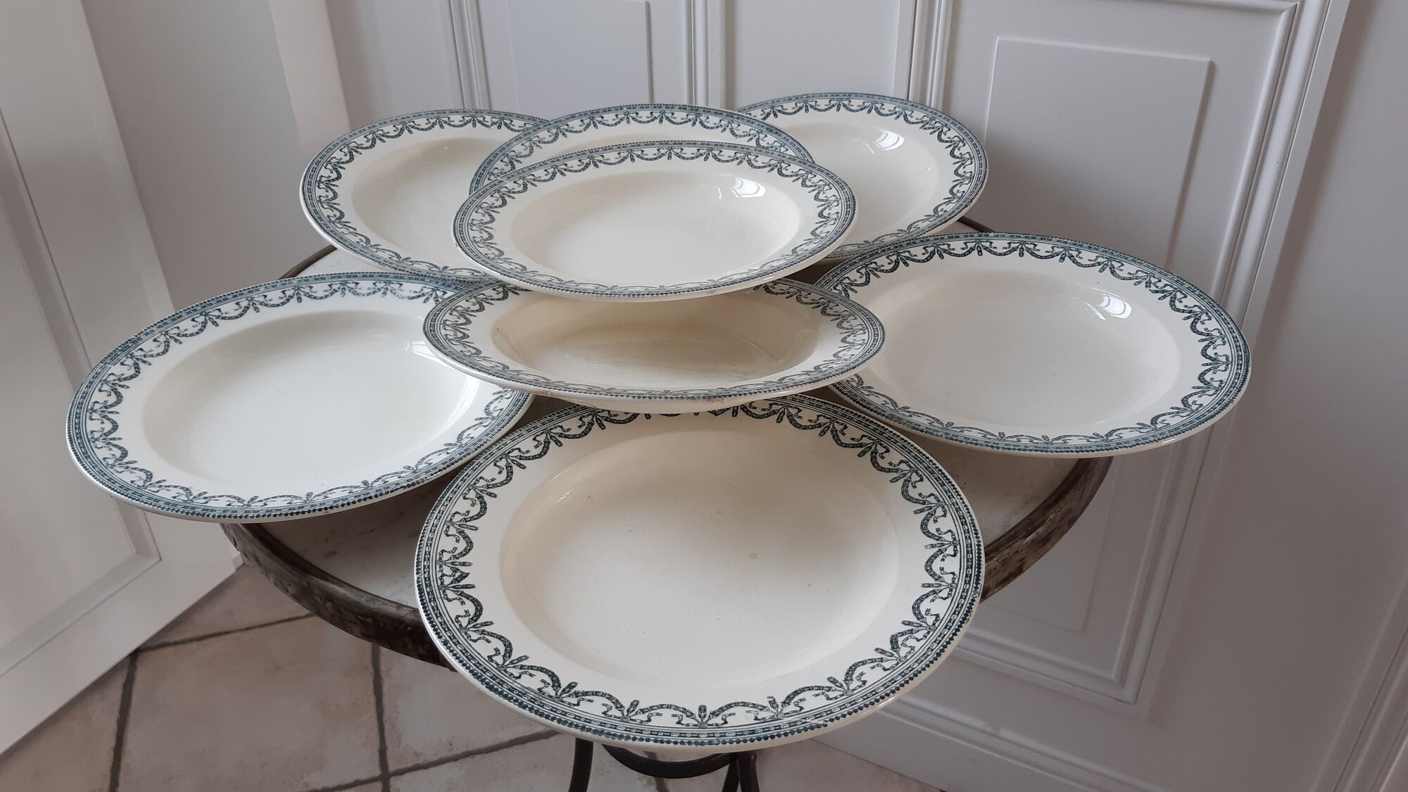 Set of 8 hollow plates Terre de Fer model "Garlands" late nineteenth