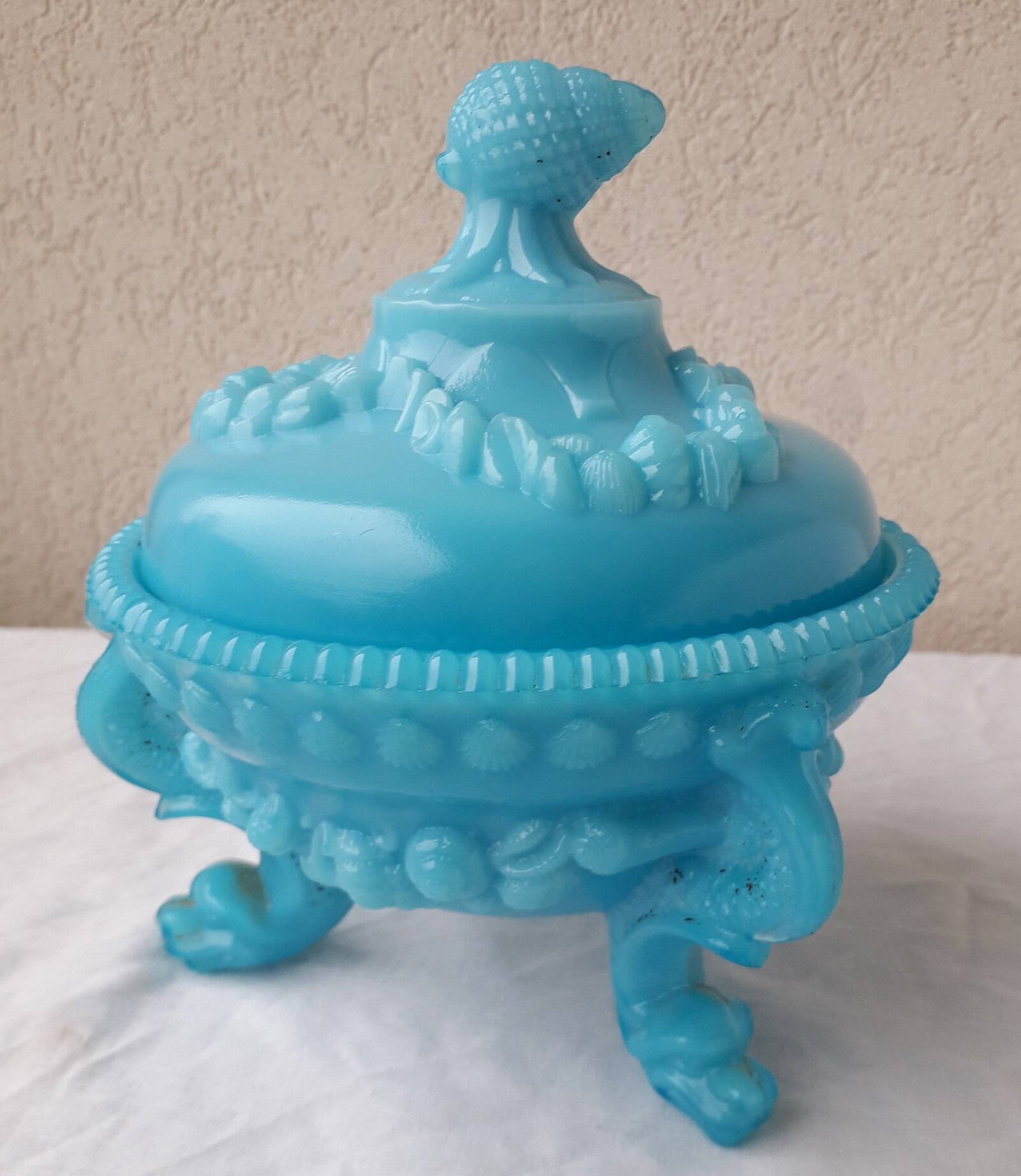 Bonbonnière en opaline bleue