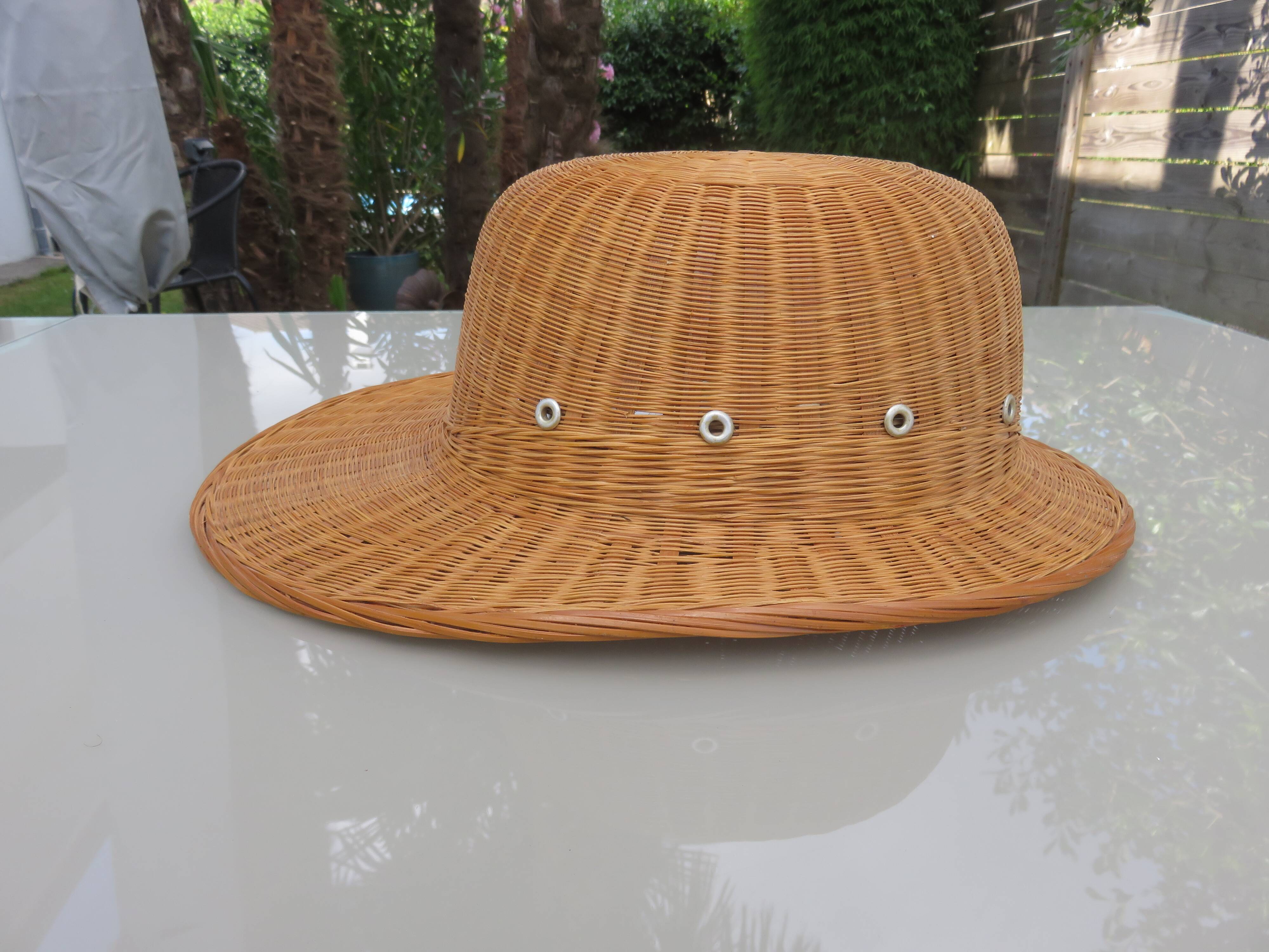 Chapeau, casque colonial, en rotin, osier, décoration murale, 1960 - 1970