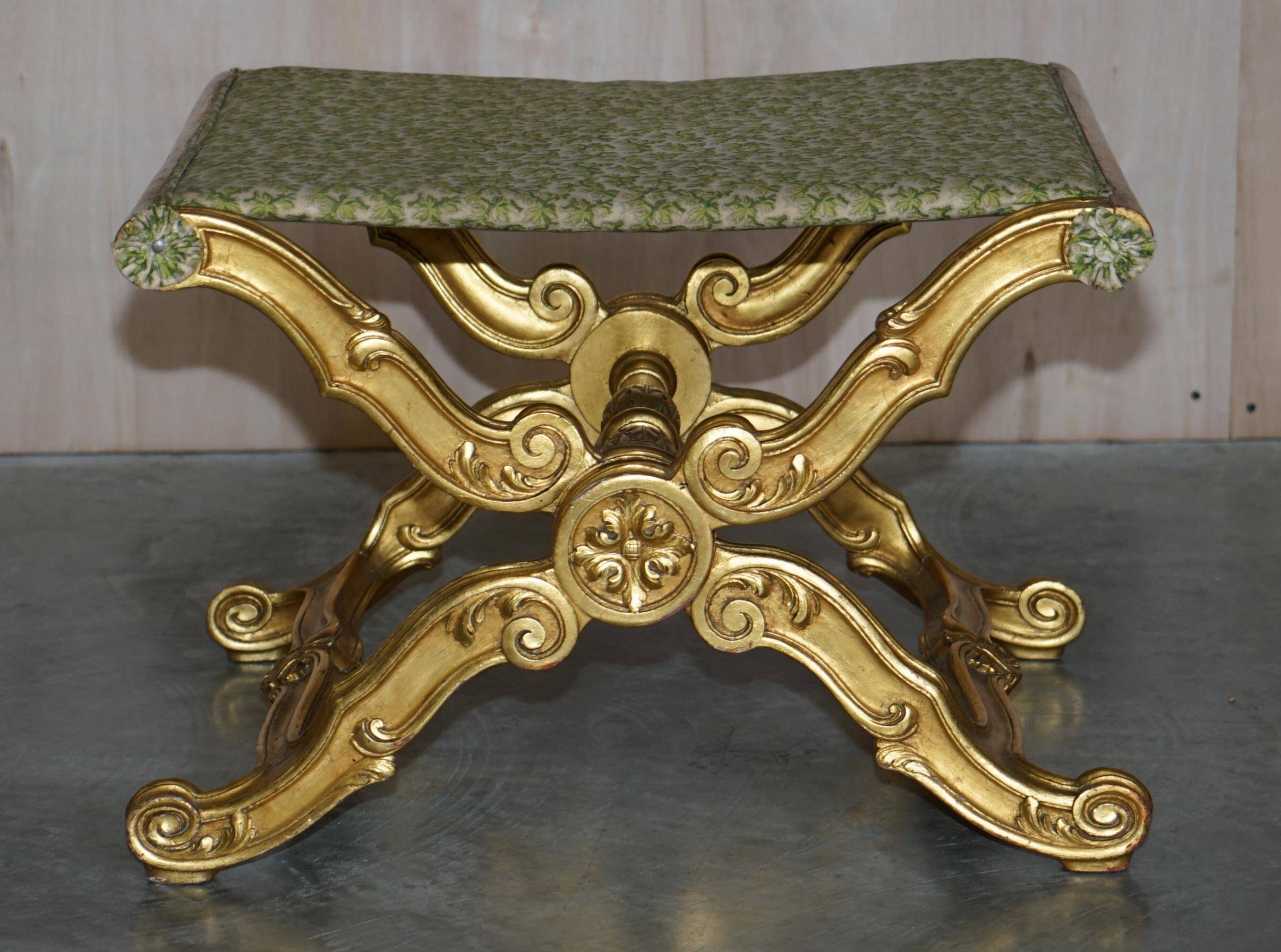 Folding stool with X-frame, carved golden wood, 19th century.