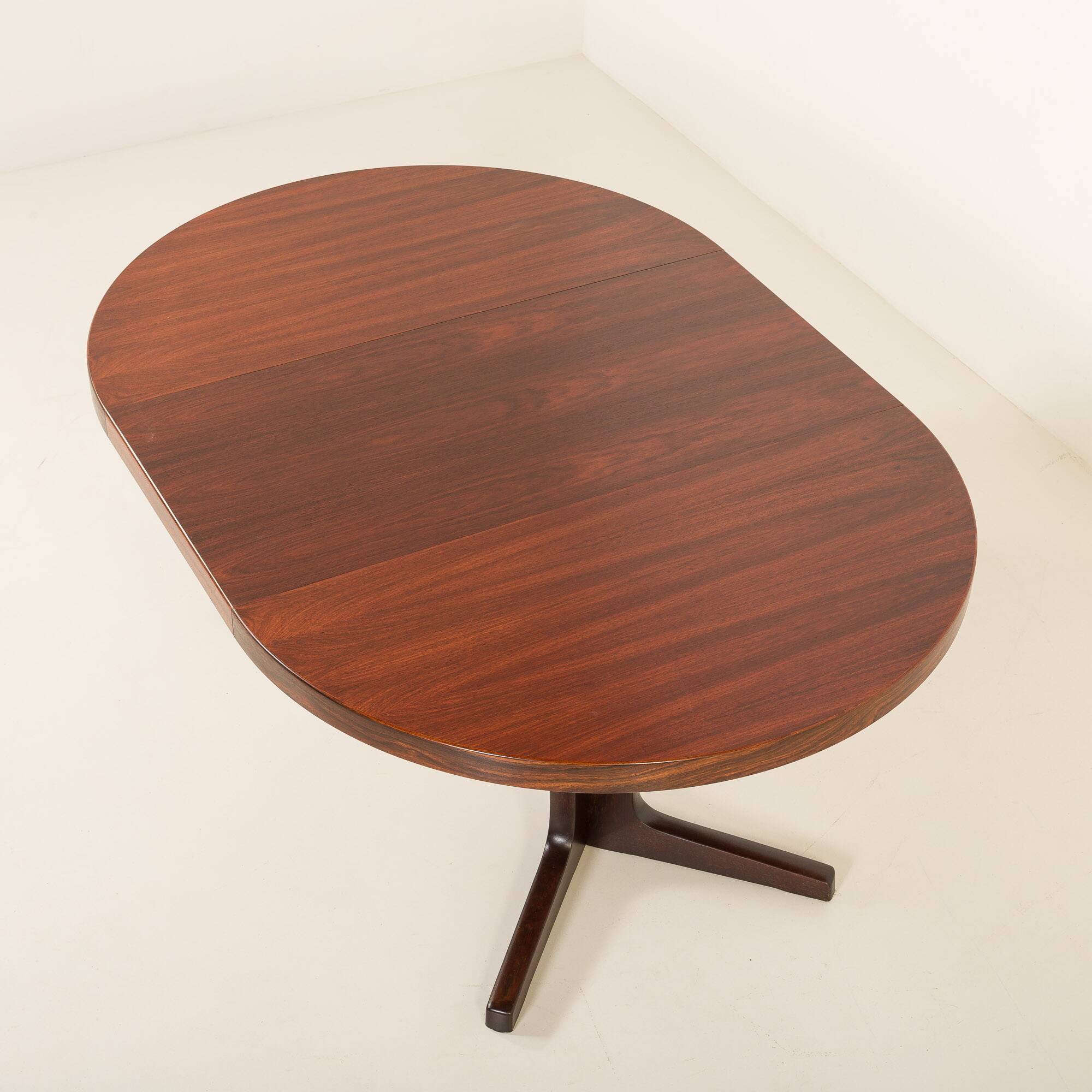 Danish Rosewood pedestal extension table attr. to Gudme Mobelfabrik, 1970s