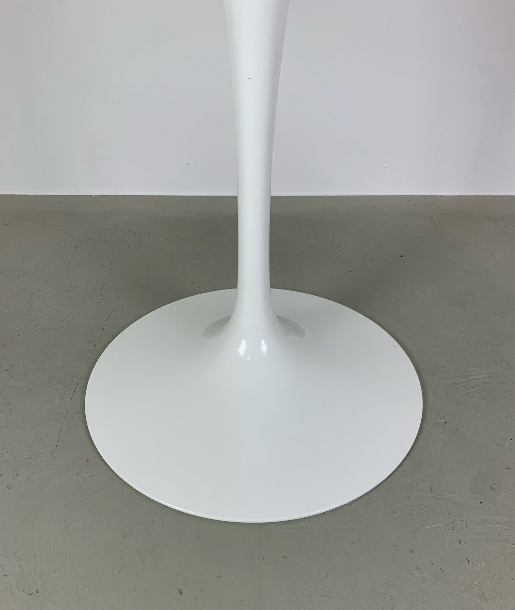 Eero Saarinen Tulip Dining Table white