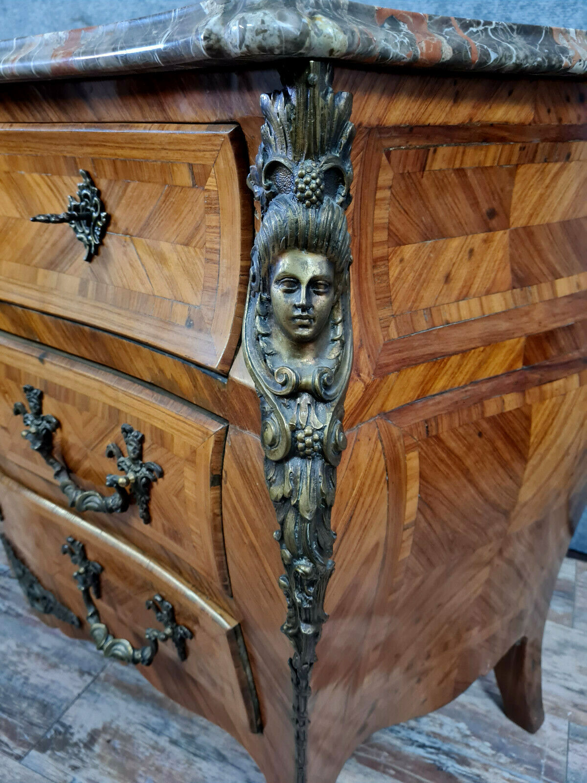 Commode Louis XV galbée a décors aux espagnolettes vers 1850-1880
