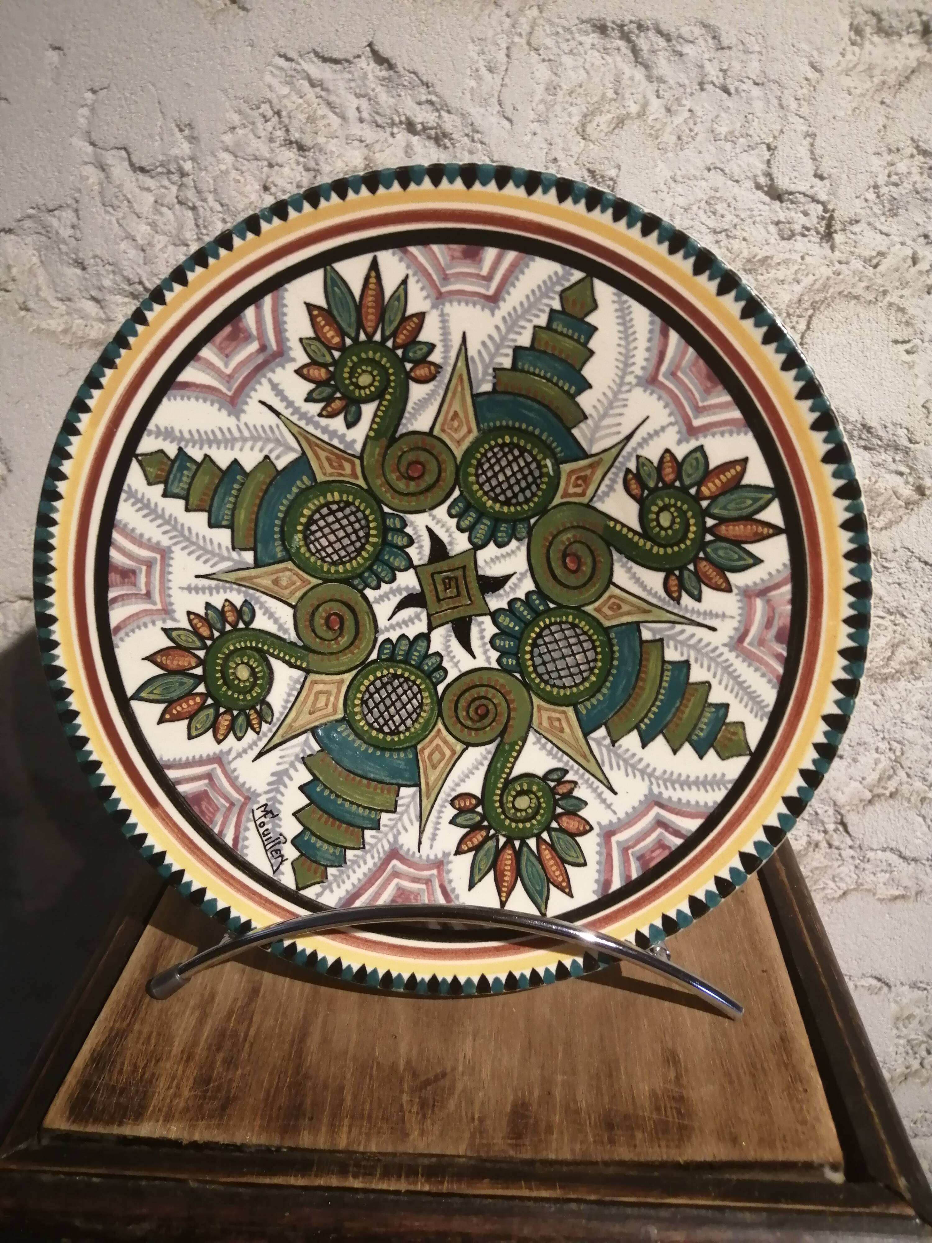Decorative plate signed Maurice Fouillen.