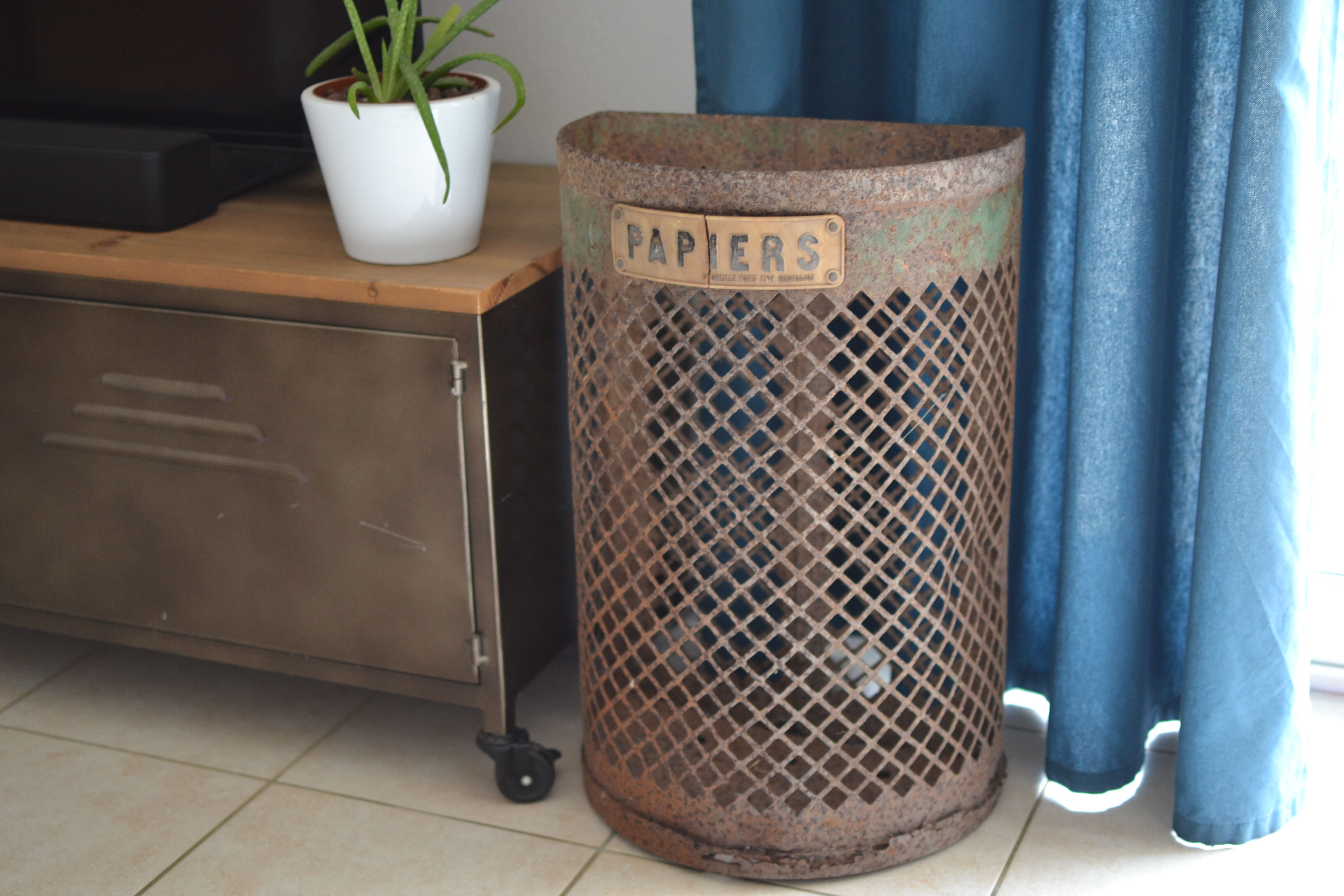 Old paper bin on rue Montrouge
