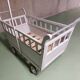 Lit bébé dit roulotte en bois à roulettes vintage années 1950