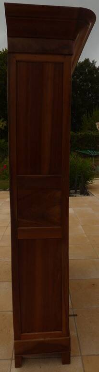 Chic old bookcase pegged in walnut with two glass doors and 5 shelves – Very good condition