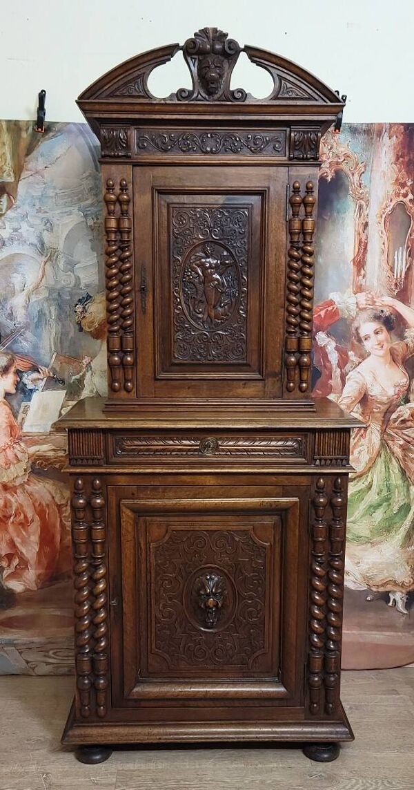 Meuble ancien en noyer massif finement sculpté, de style Renaissance