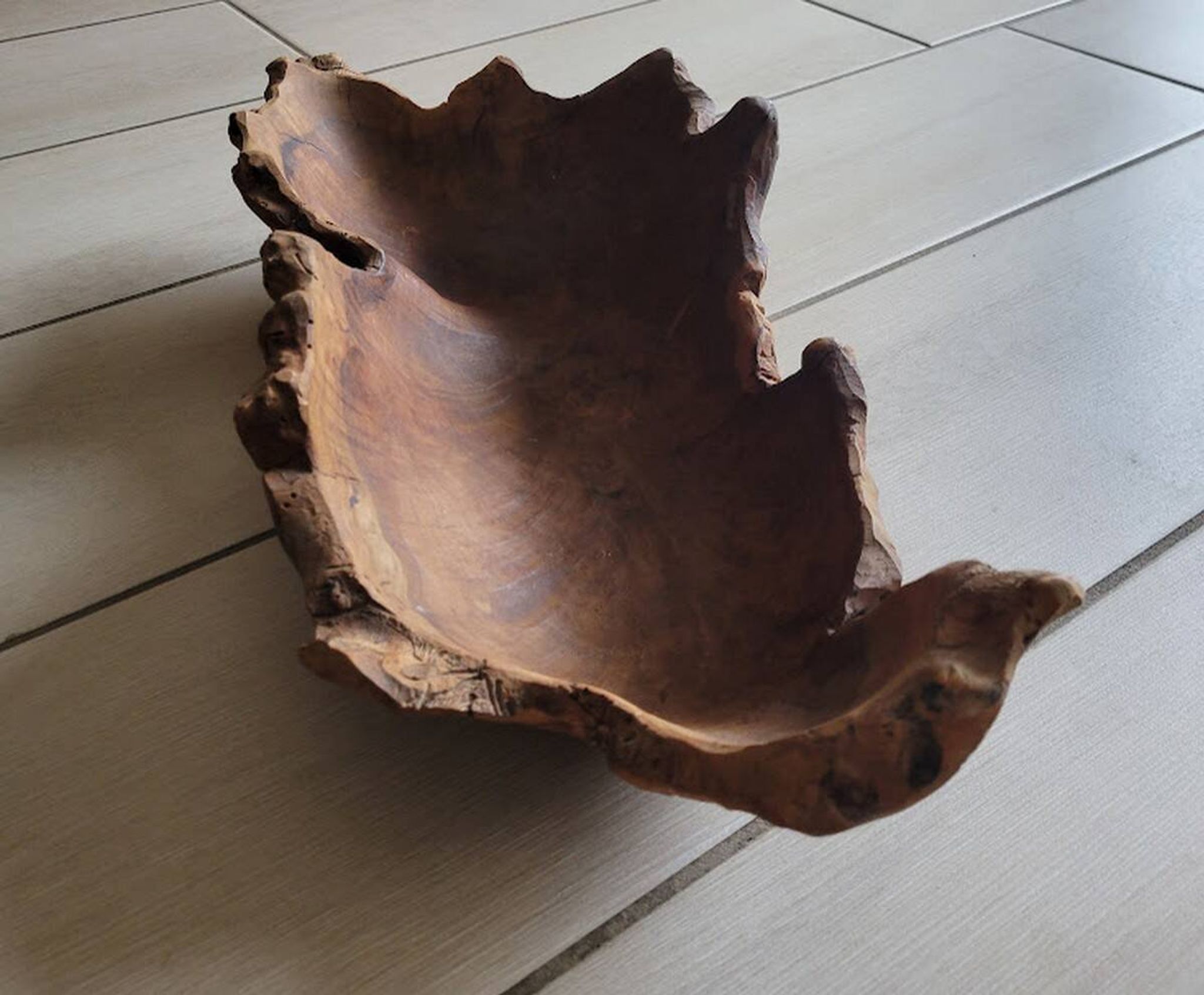 Ancienne corbeille en bois sculpté