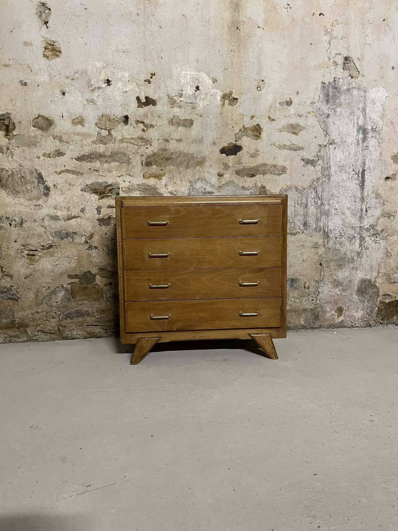 Vintage chest of drawers with 4 drawers and tapered legs.