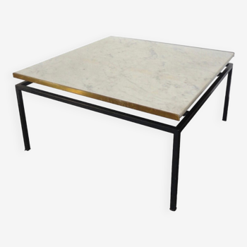 Table basse vintage en marbre blanc avec contour sur 2 côtés en laiton doré.