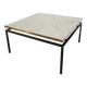 Table basse vintage en marbre blanc avec contour sur 2 côtés en laiton doré.