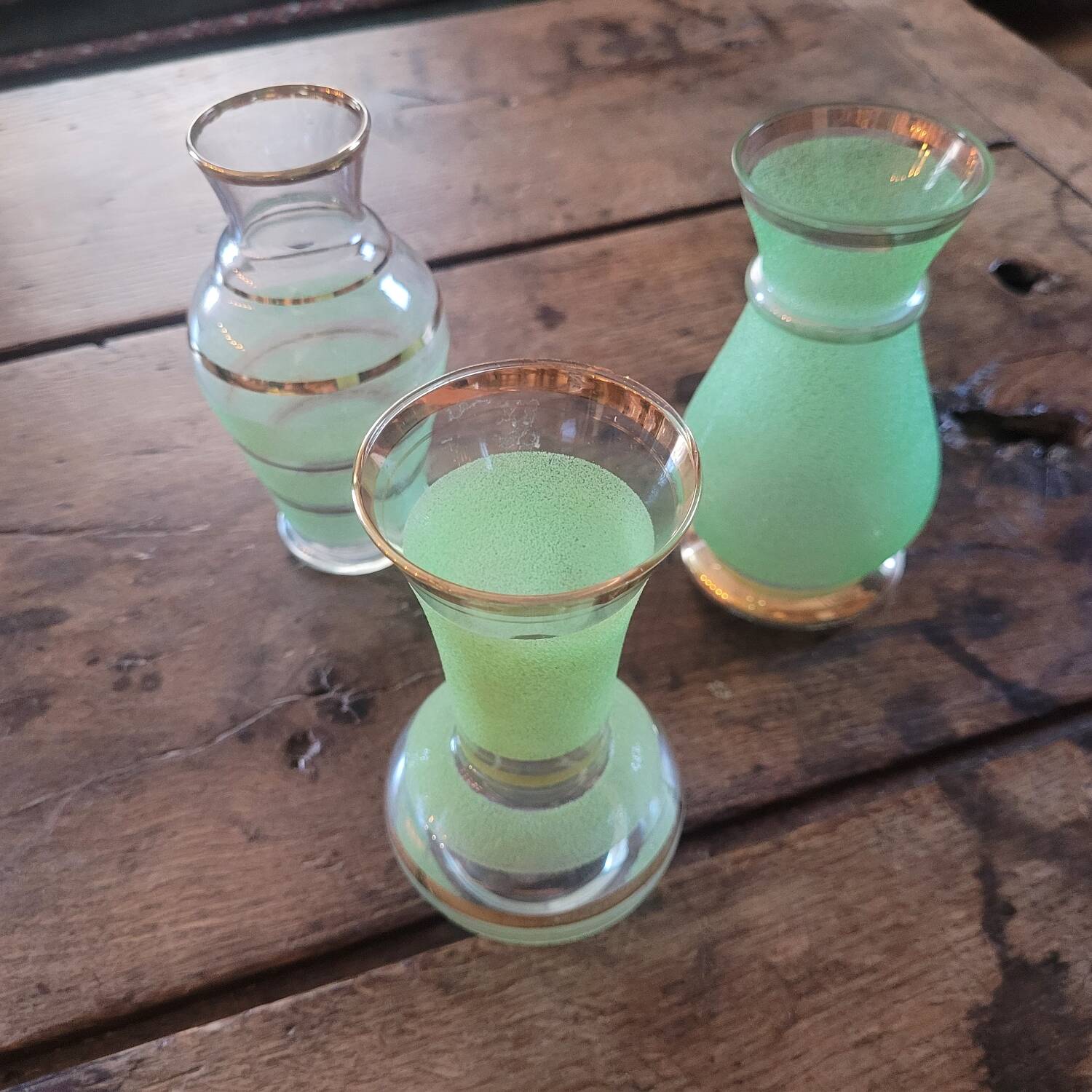 Trio de vases rétro – verre granité vert & doré (années 50/60)