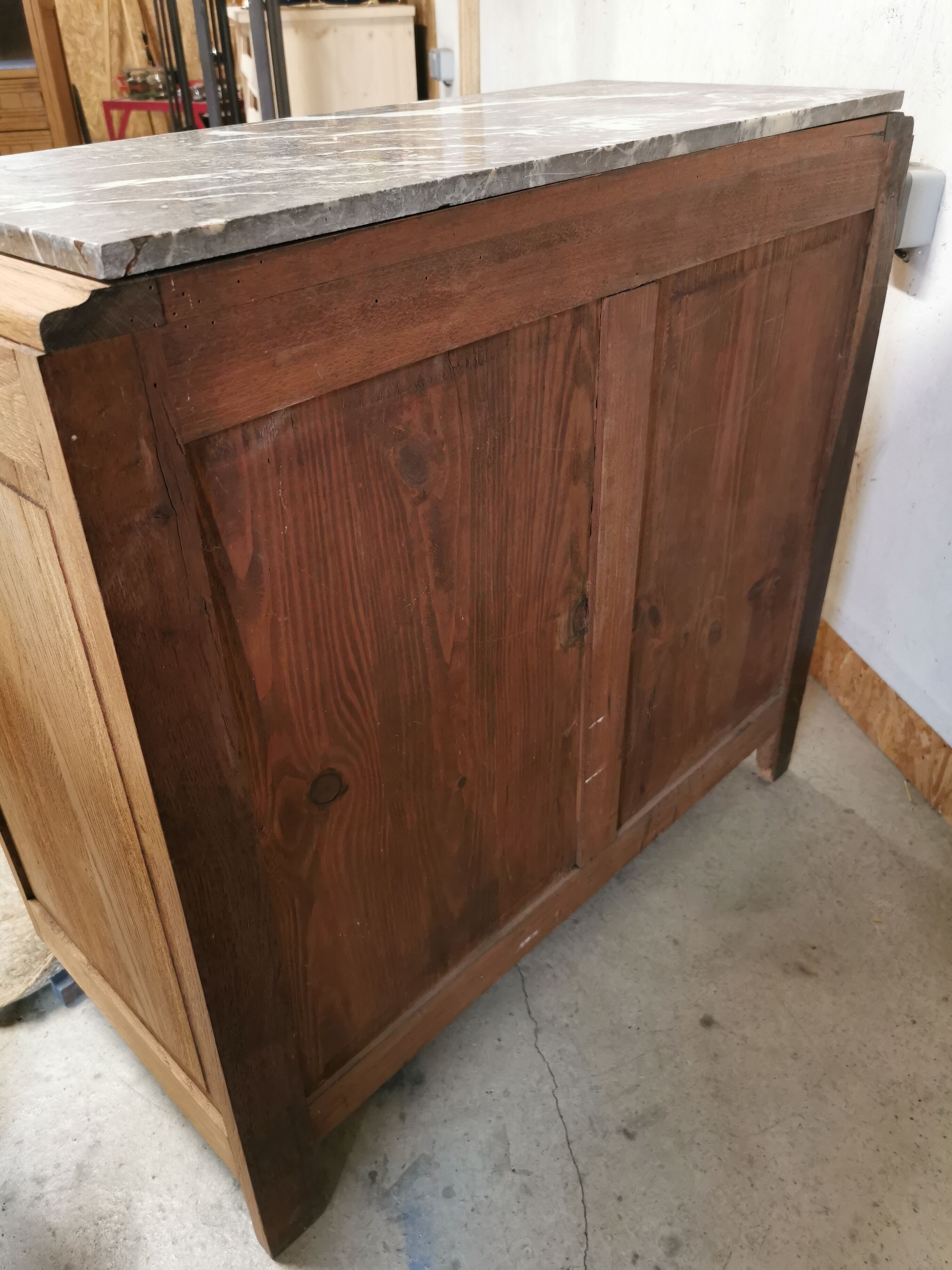Chest of drawers in wooden foot mustache