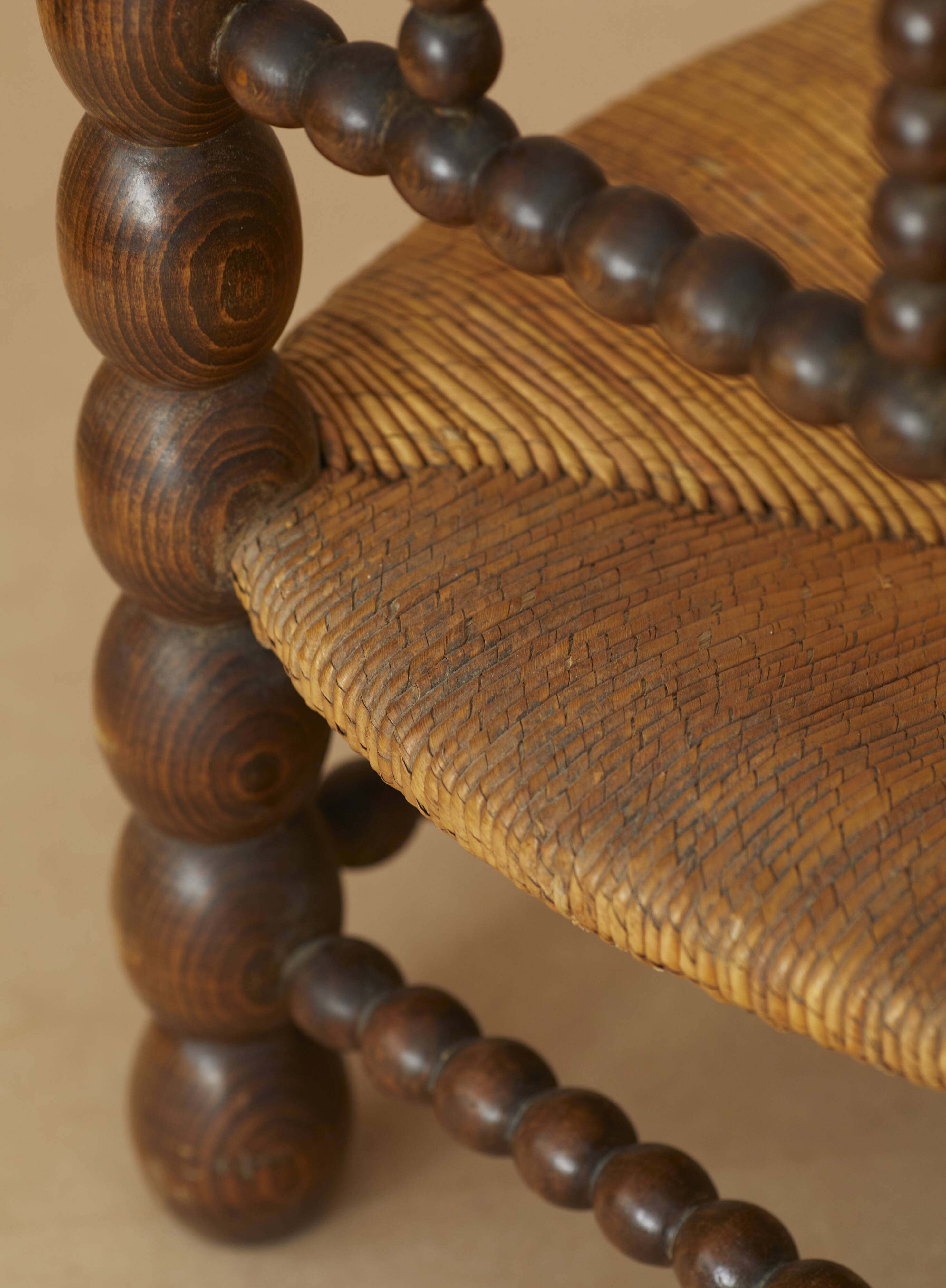 Chaise basse en bois (chêne) et paille circa 1950