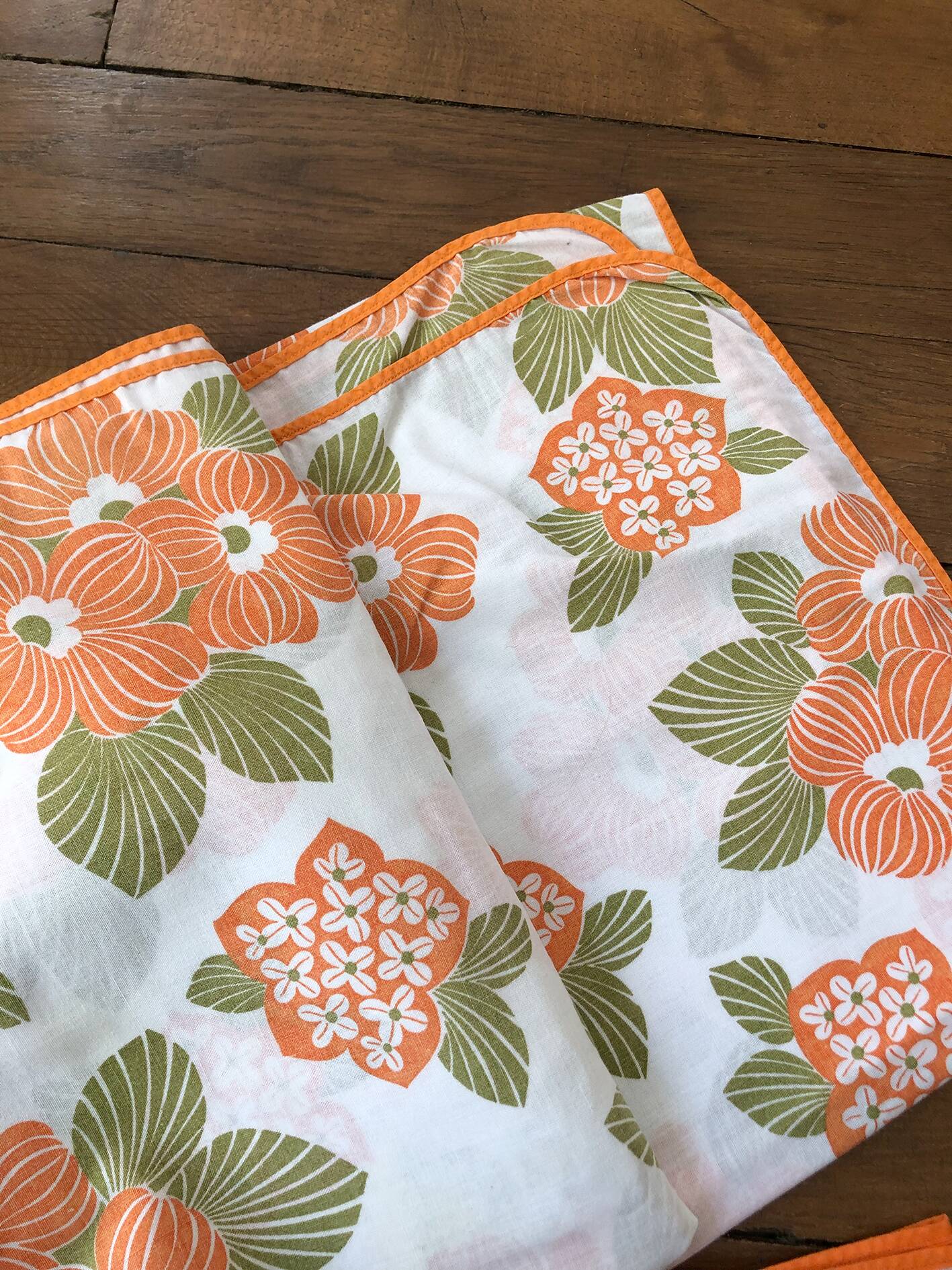 Nappe et serviettes à fleurs, années 70