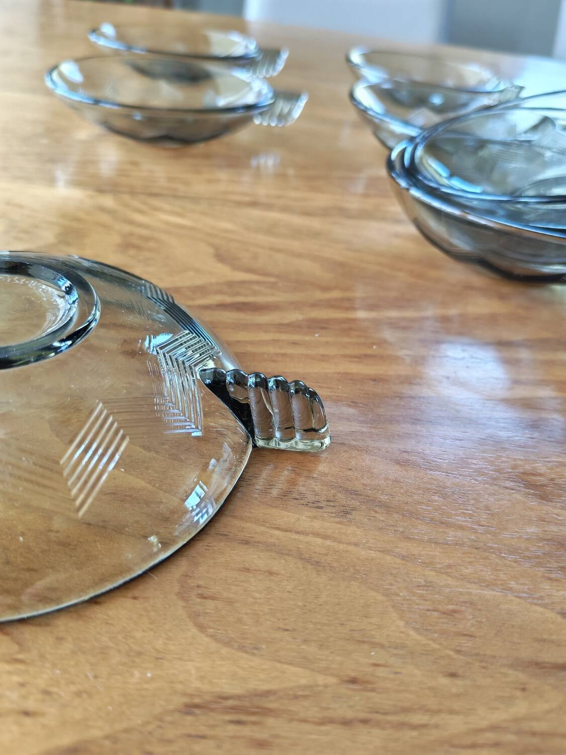 Lot de 8 coupelles art déco en verre.