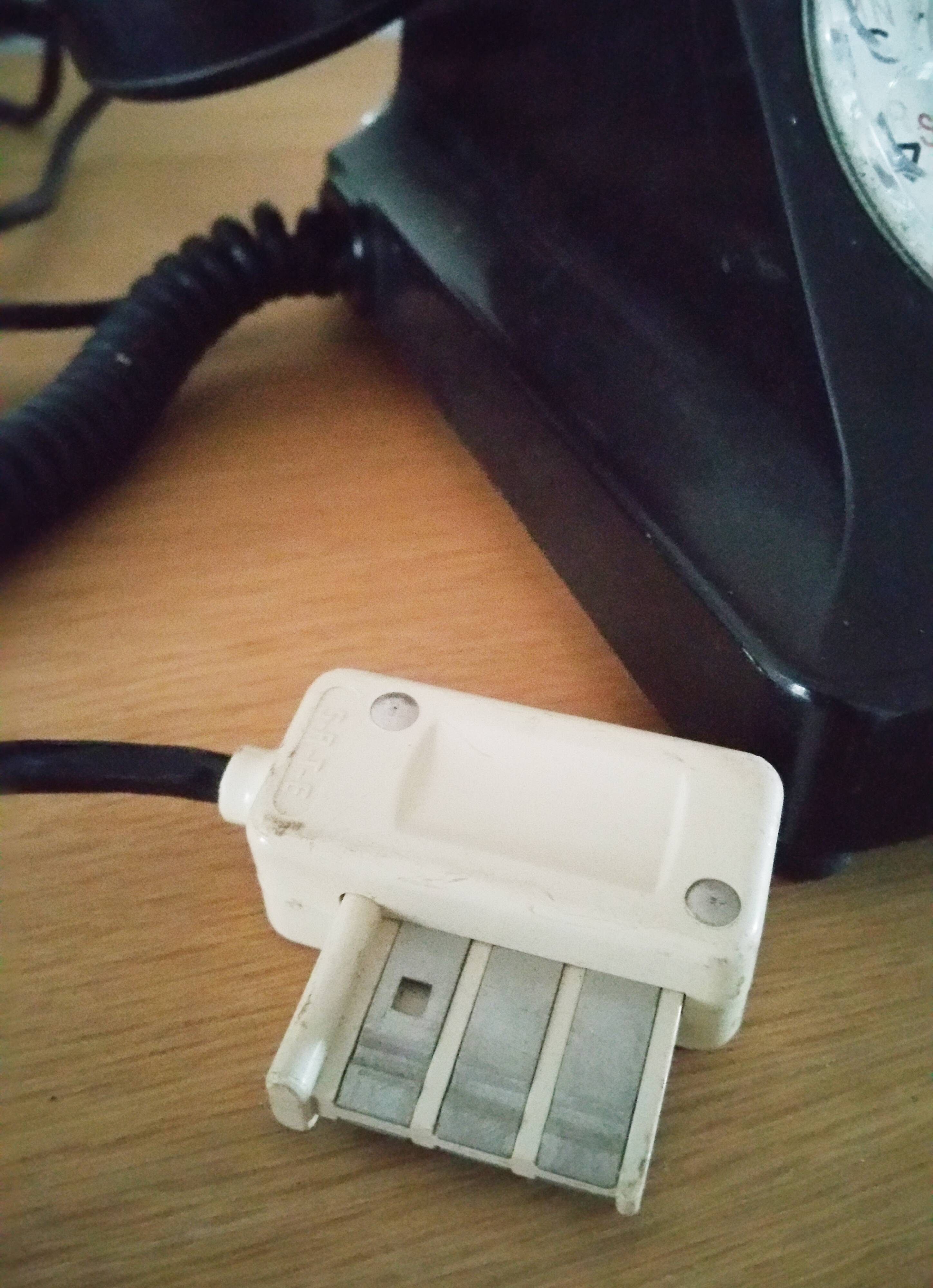 Black retro bakelite telephone 40