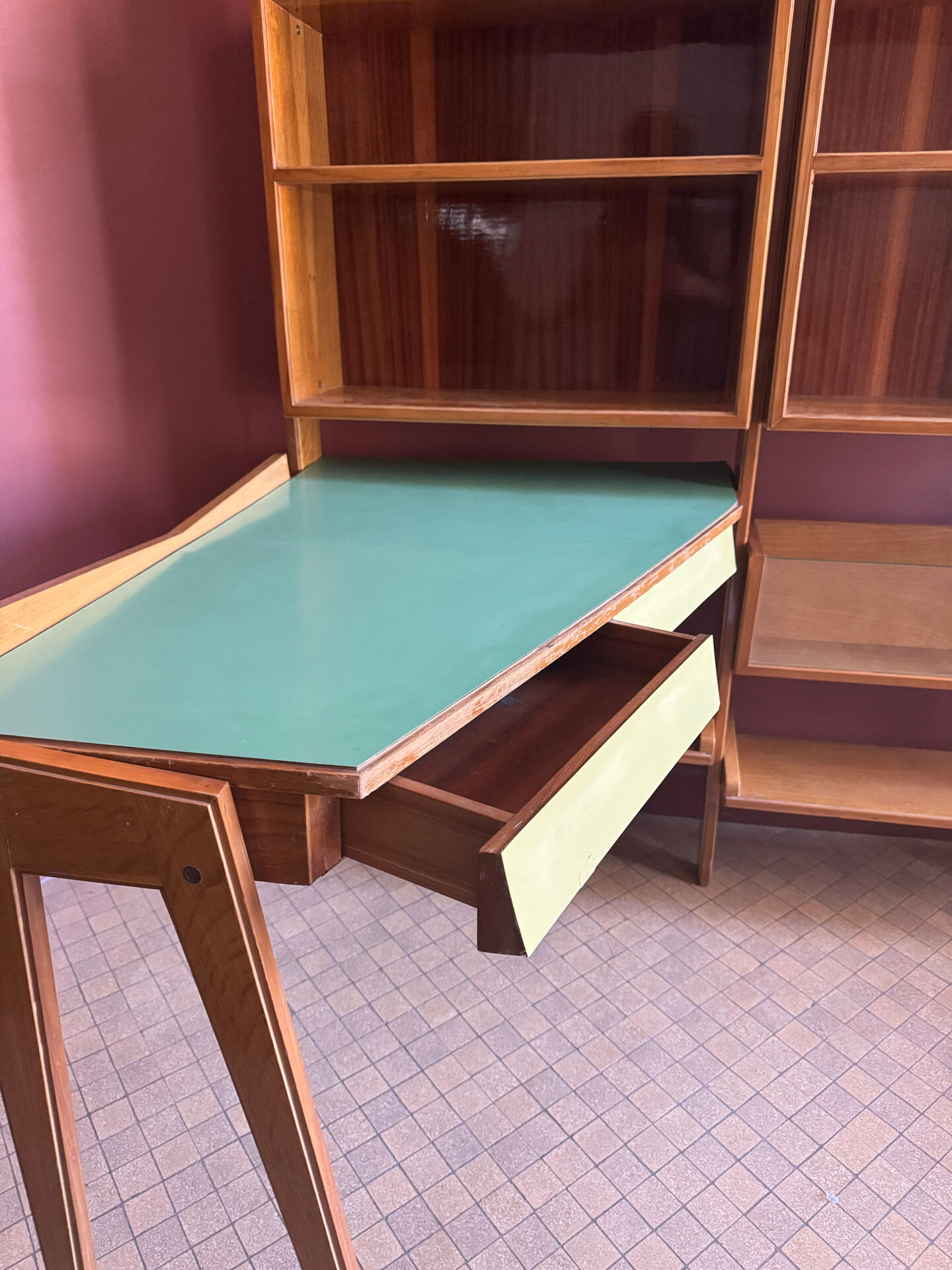 Bibliothèque avec bureau