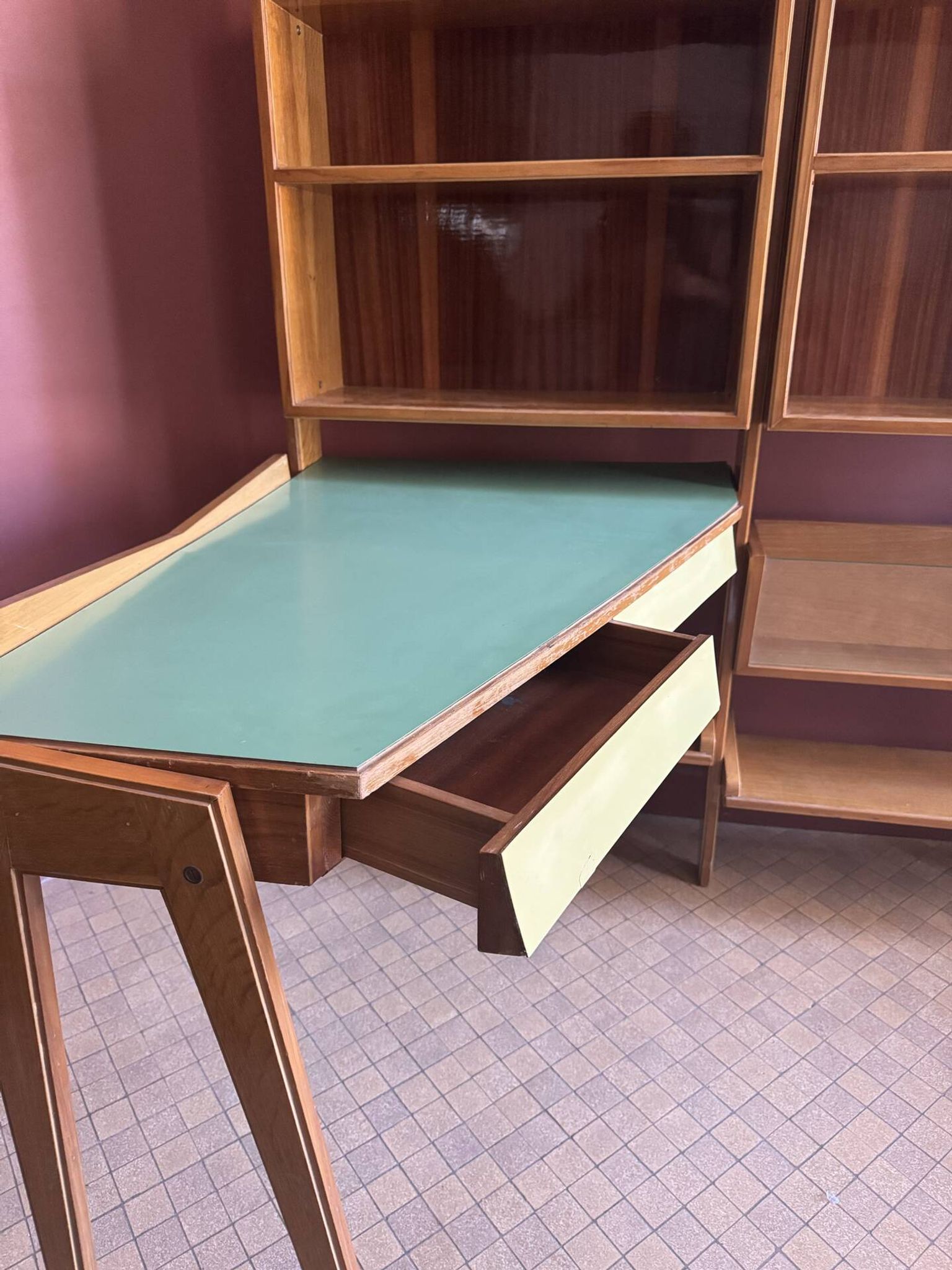 Bibliothèque avec bureau
