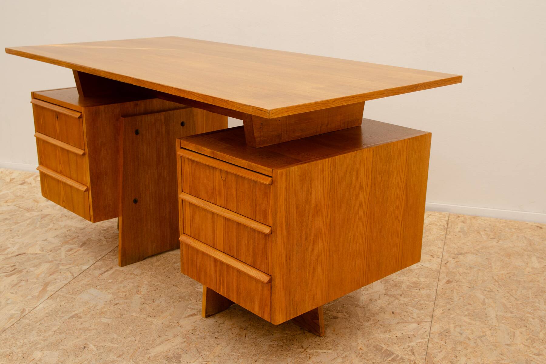 Immense bureau tchécoslovaque entièrement rénové, années 1970, Europe centrale