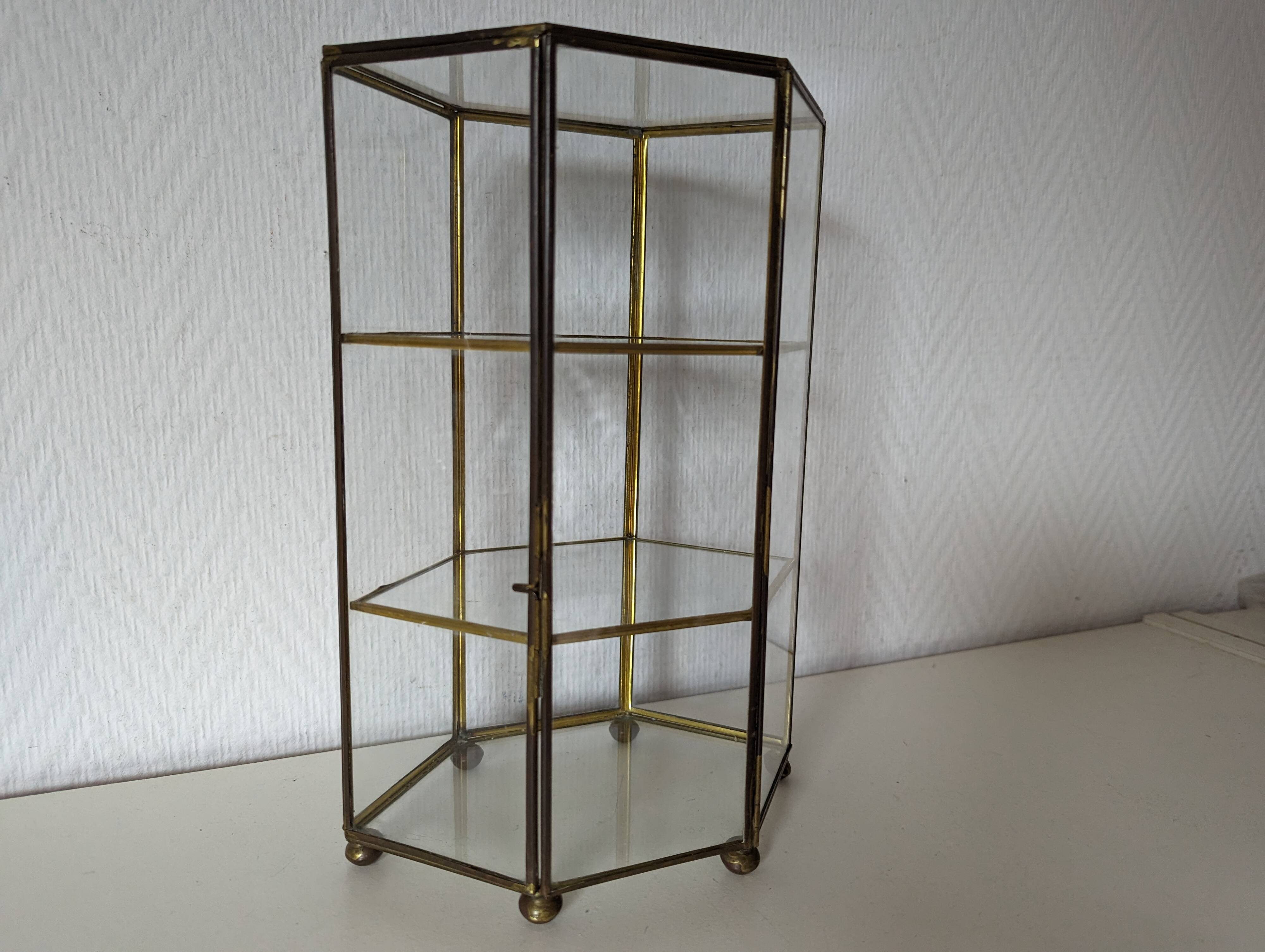 Vitrine pour miniatures, armoire en verre et laiton