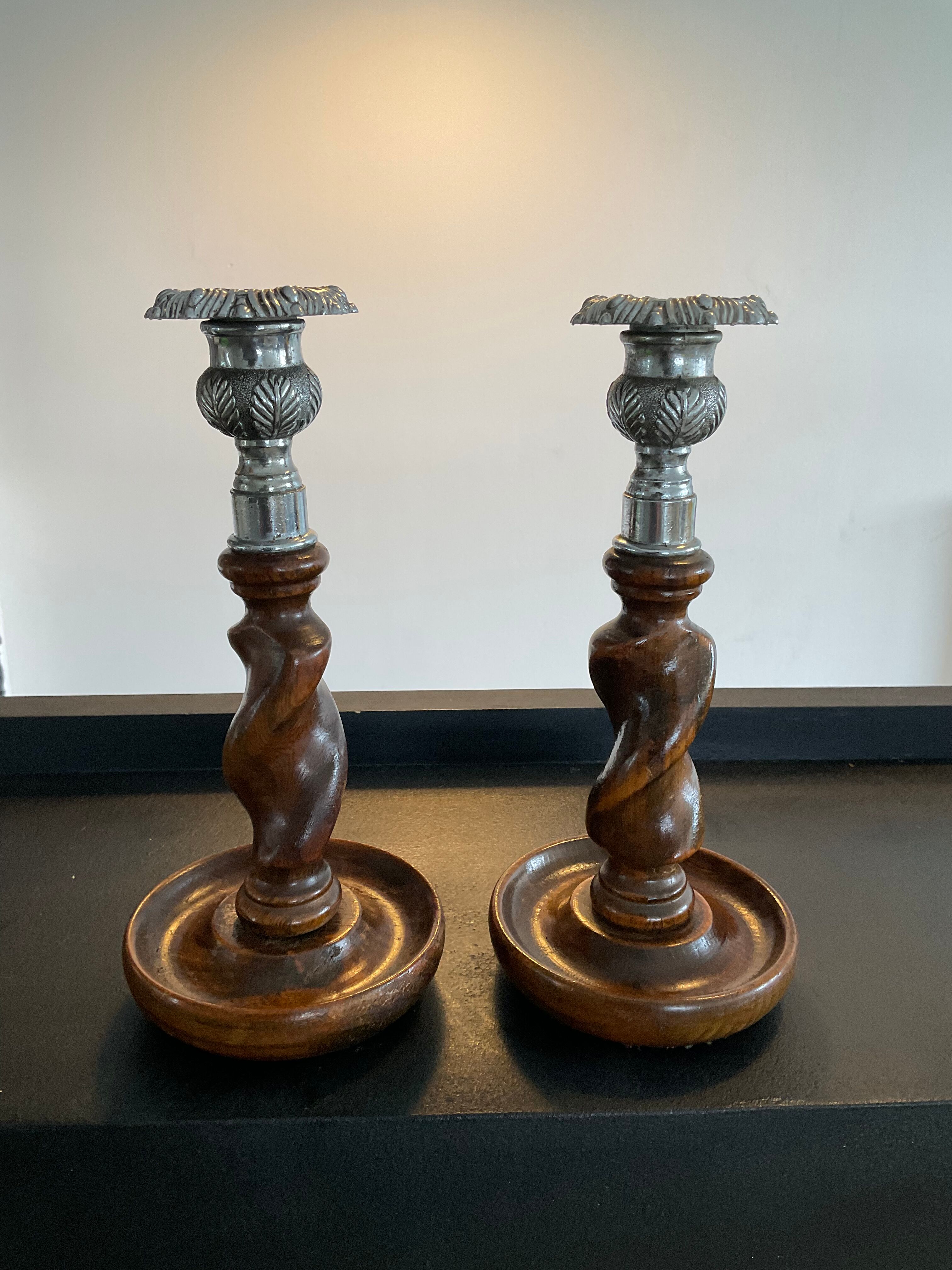 Paire de bougeoirs scandinave en bois et métal argenté années 60-70