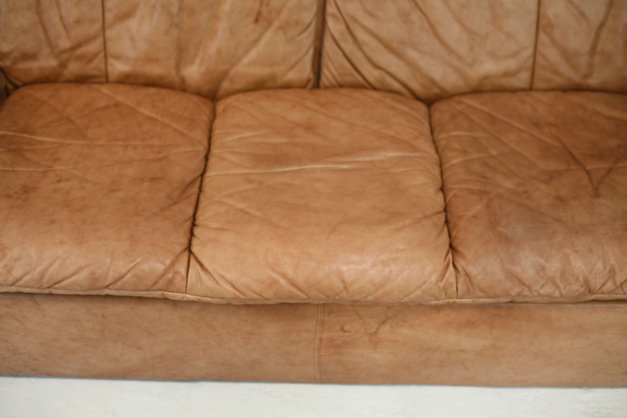Cinna sofa. Circa 1970. Foam and "caramel" leather. 3 seats.