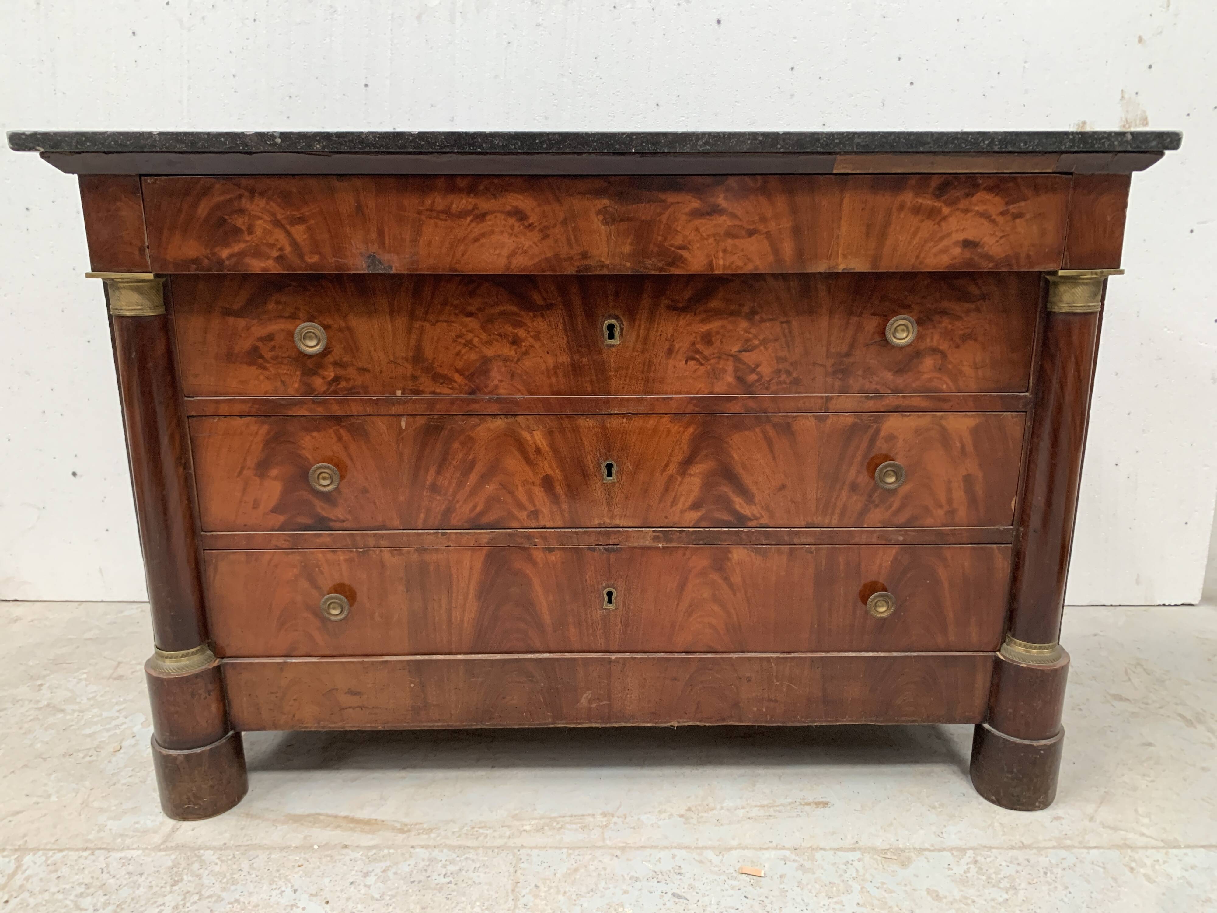 Commode Empire en acajou a demi colonnes XIX siècle