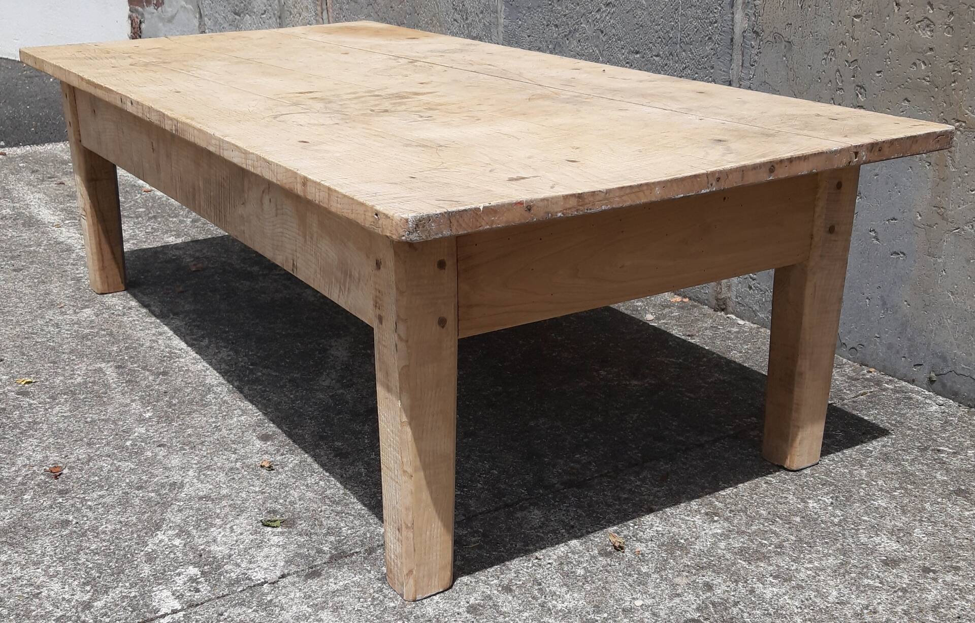 Oak coffee table. (150x73cm)