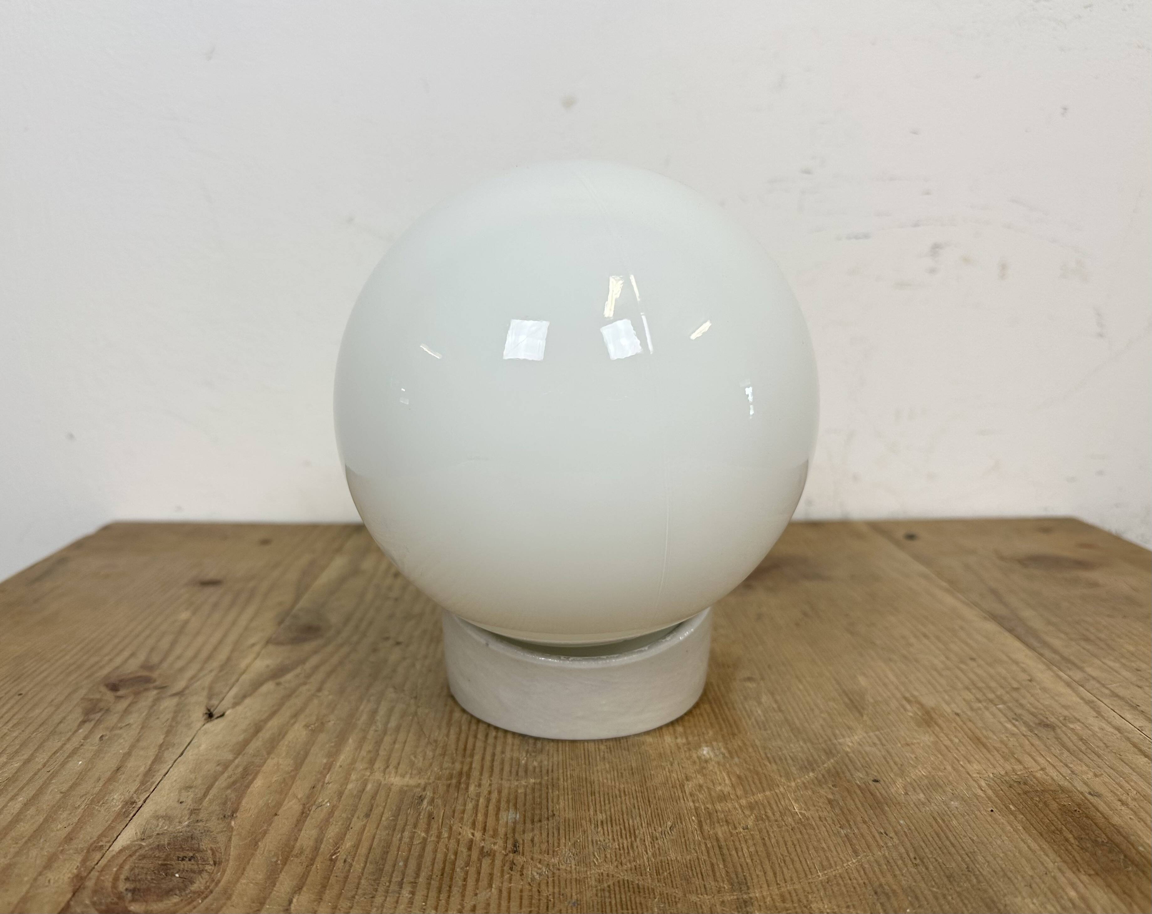 Applique murale vintage en porcelaine blanche, années 1970