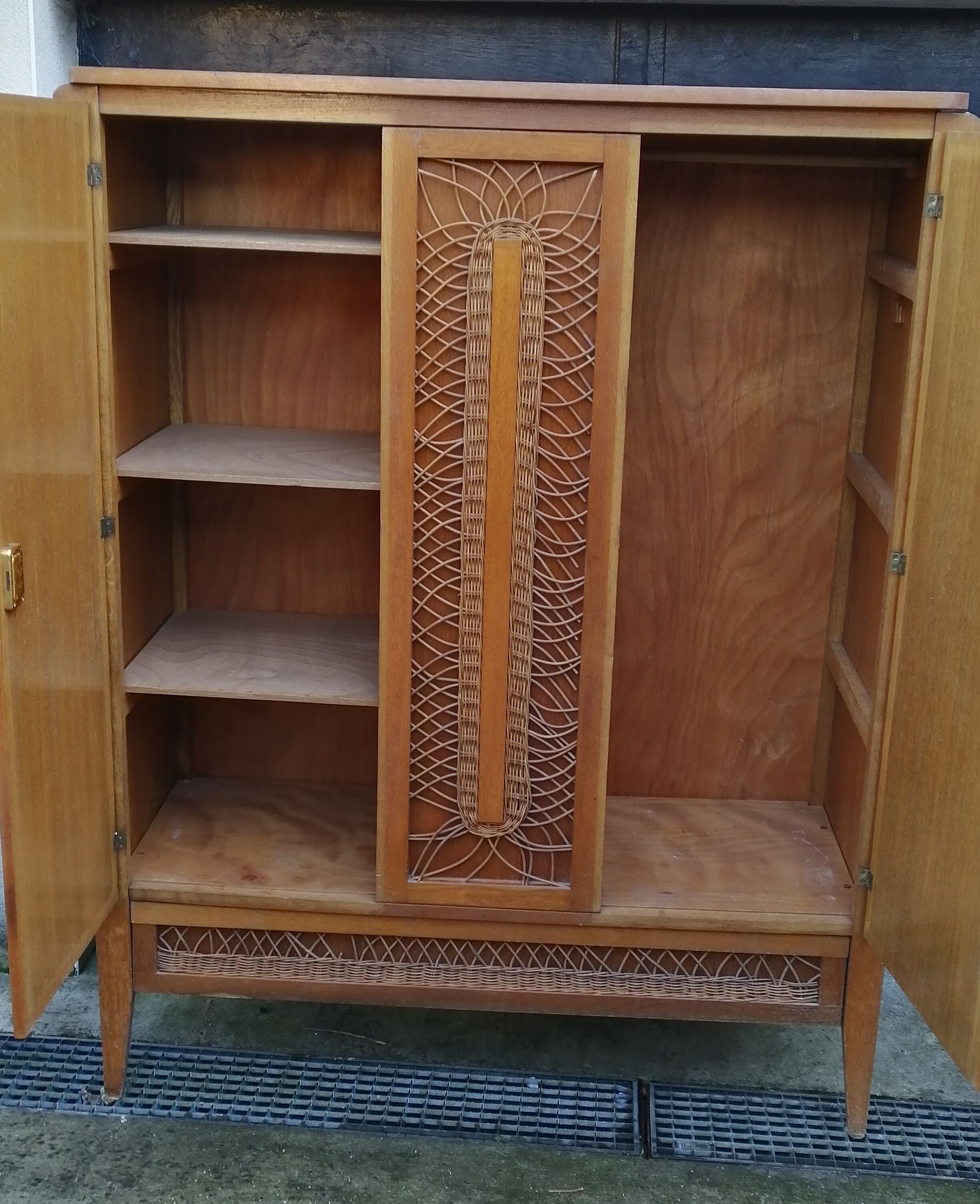 Wardrobe in China and rattan braces 60/70
