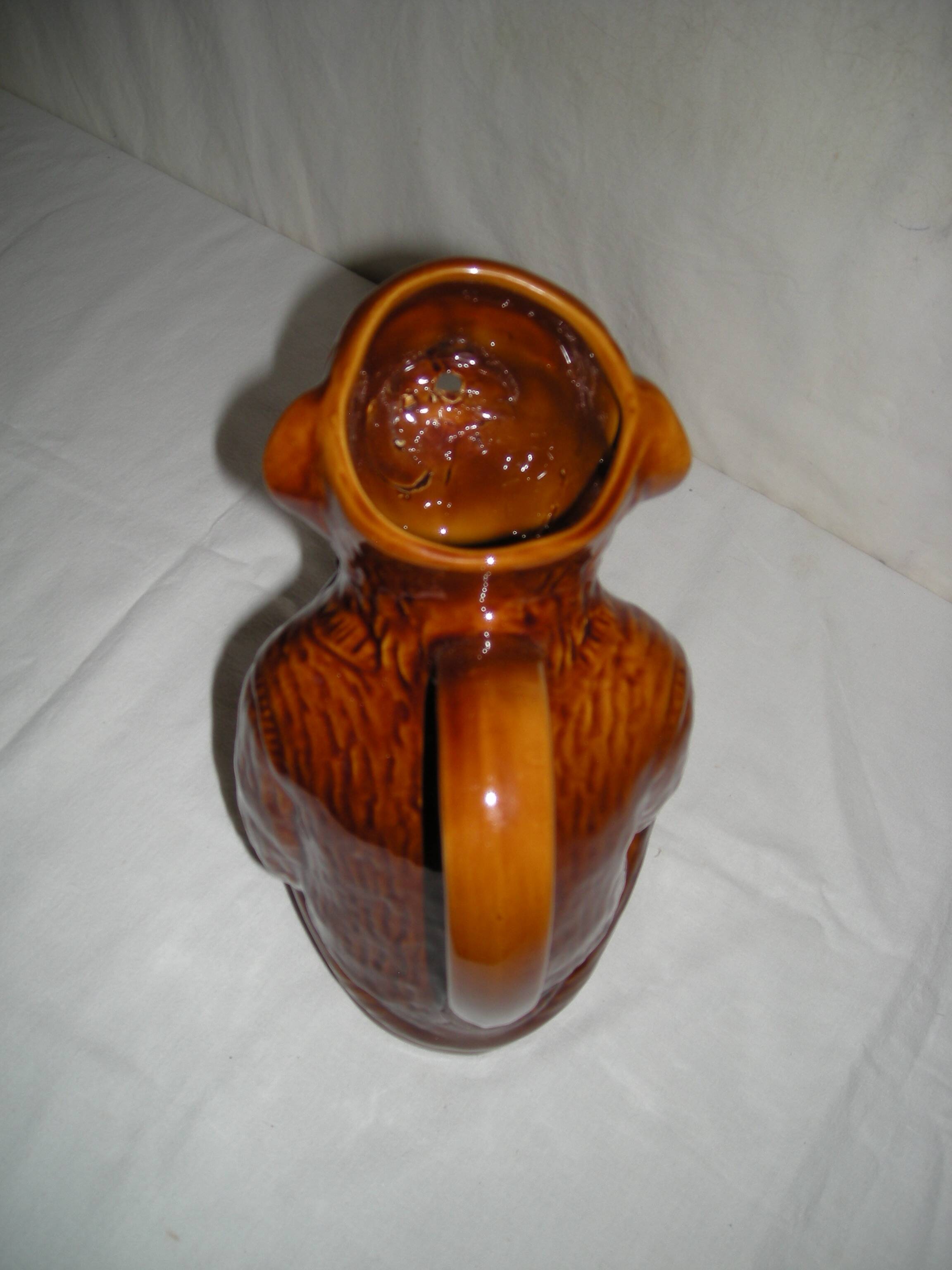 Chimpanzee pitcher; Monkey guitarist musician of the 60s