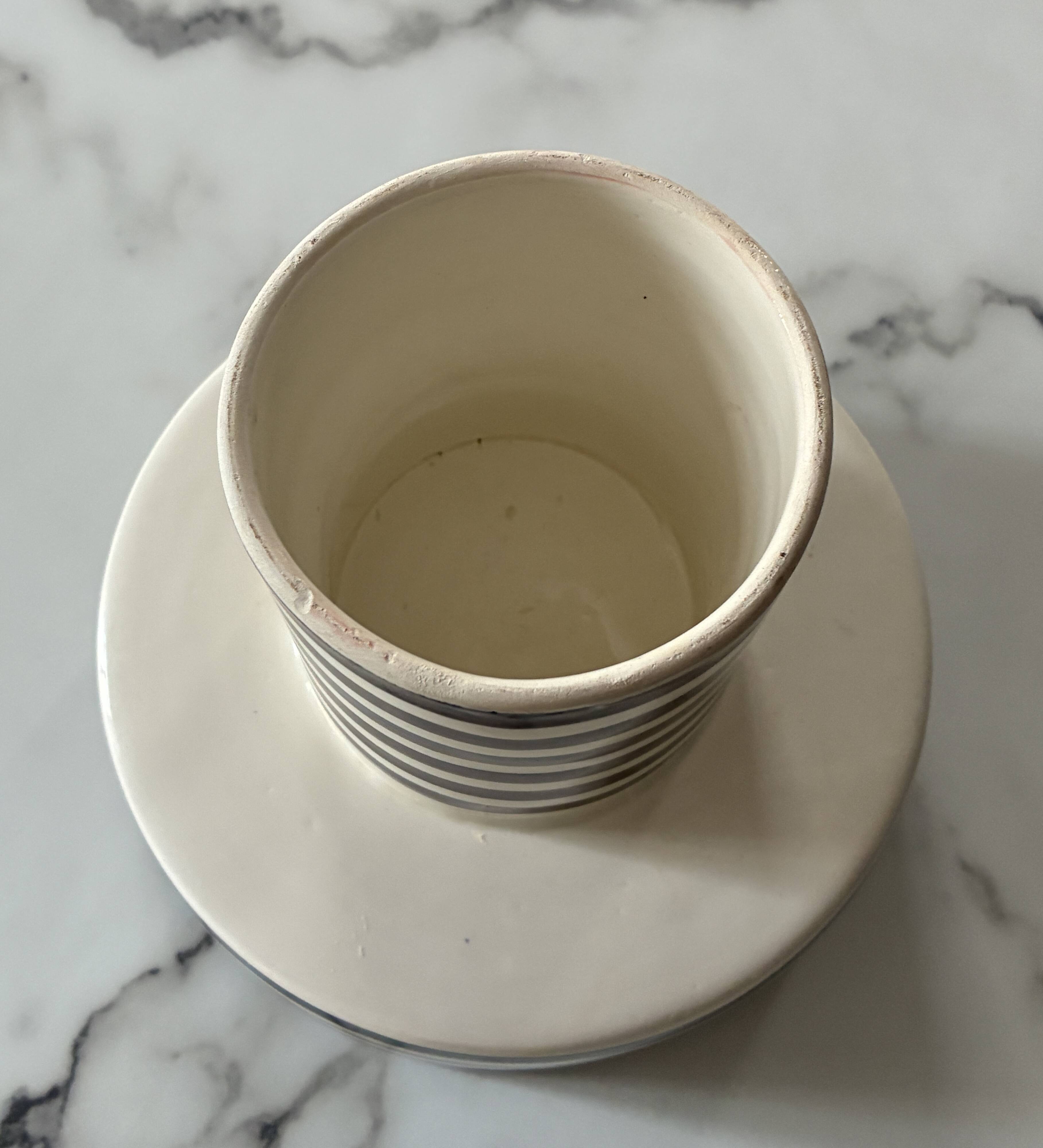 XL coupe presentation or base with black and white stripes.