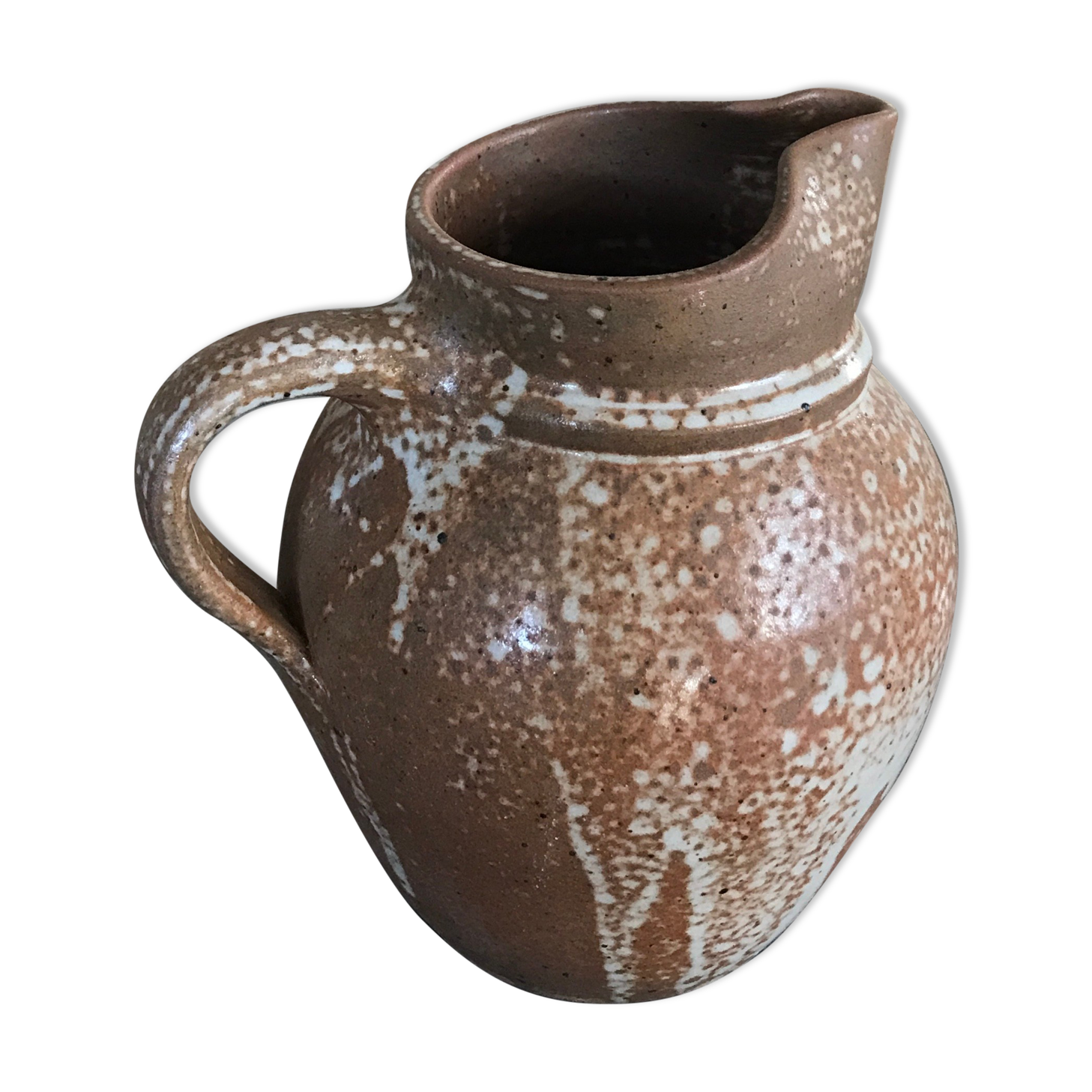 Pitcher in brown sandstone with effect of dripping and white speckling