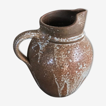 Pitcher in brown sandstone with effect of dripping and white speckling