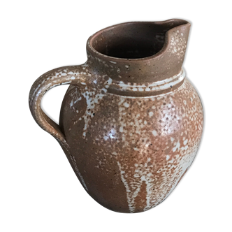 Pitcher in brown sandstone with effect of dripping and white speckling