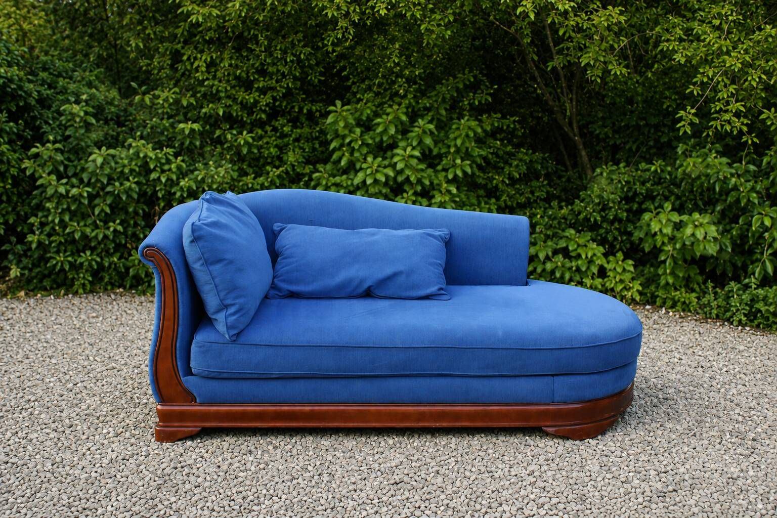 Grande méridienne vintage bleu cobalt en tissu et bois – chaise longue 190